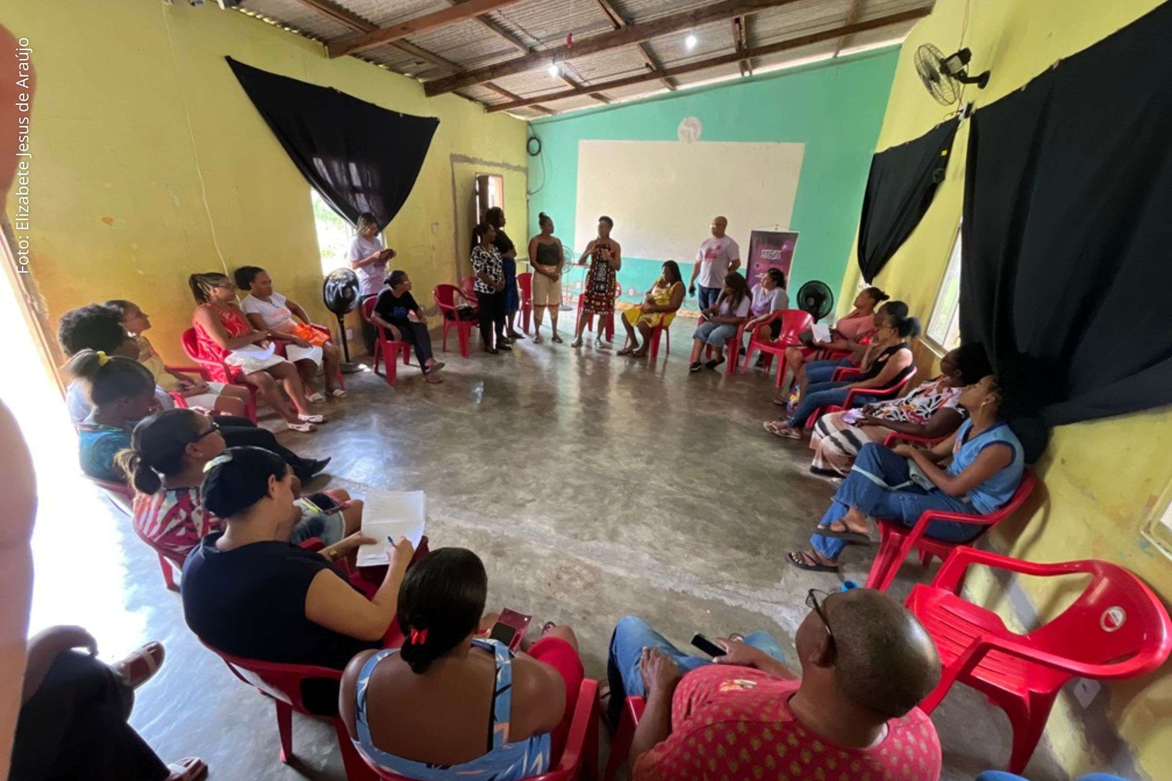 Iniciativa gratuita promove teatro, poesia, debates e audiovisual em escolas e centros culturais da cidade.