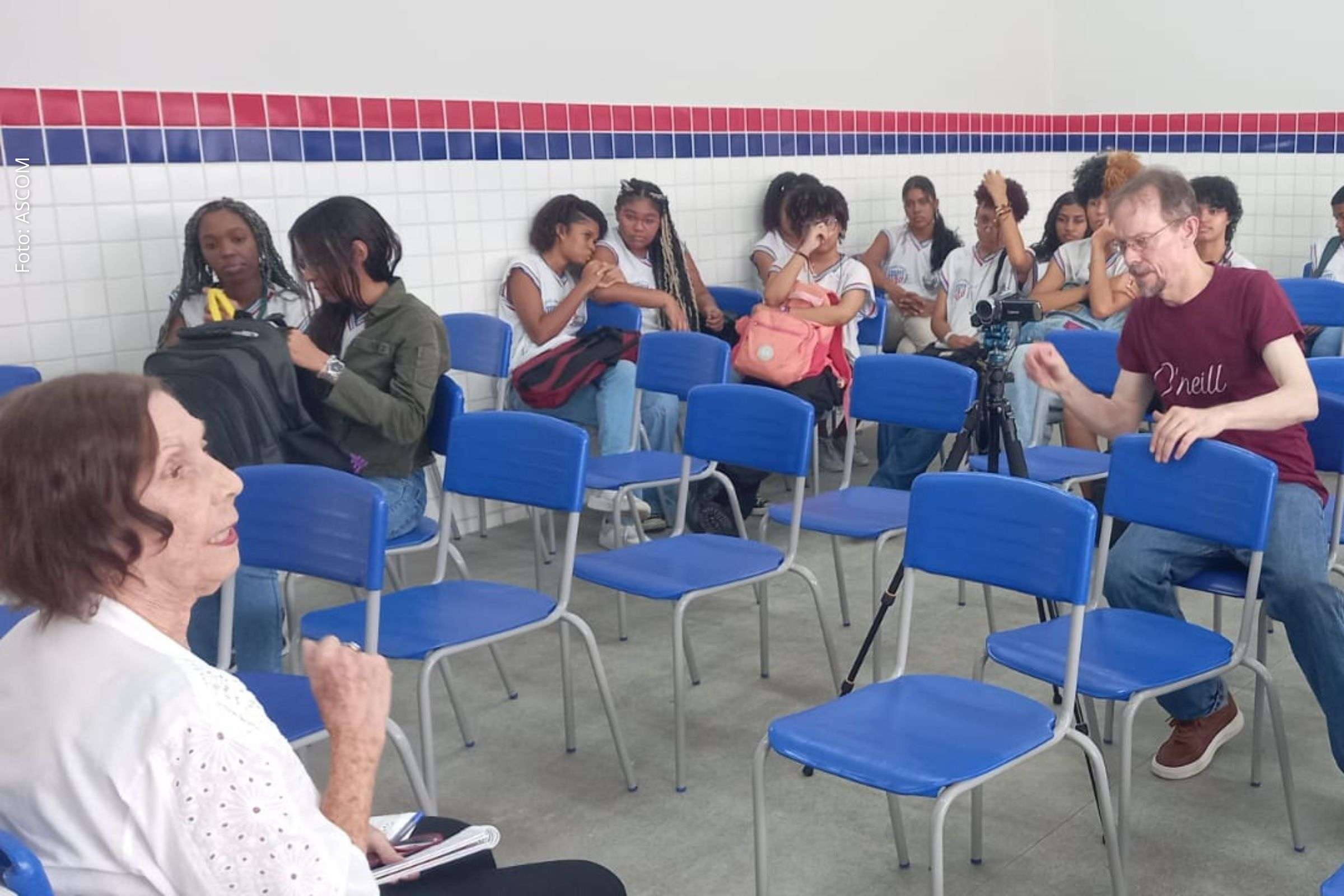 Estudantes do Colégio Manuel Devoto debatem ditadura com ex-presa política Eliana Rollenberg