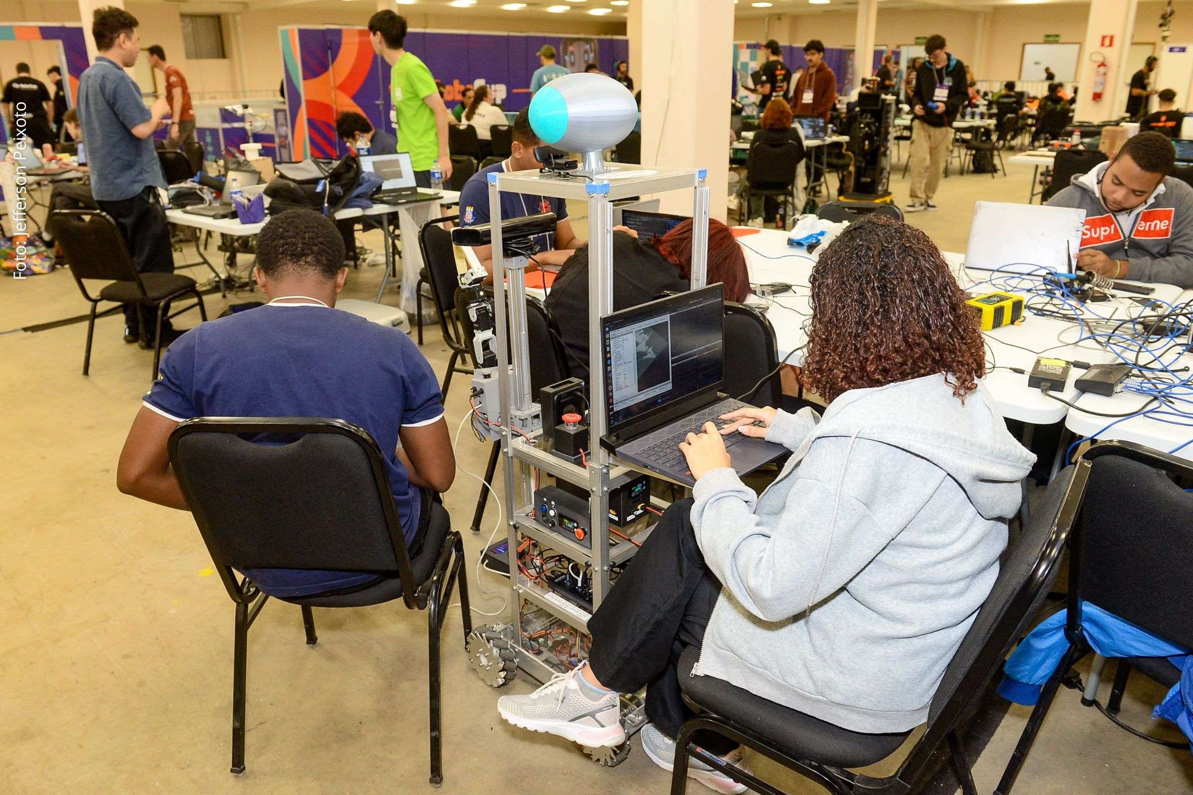 Maior competição de robótica e inteligência artificial do mundo atrai caravanas escolares à capital baiana.
