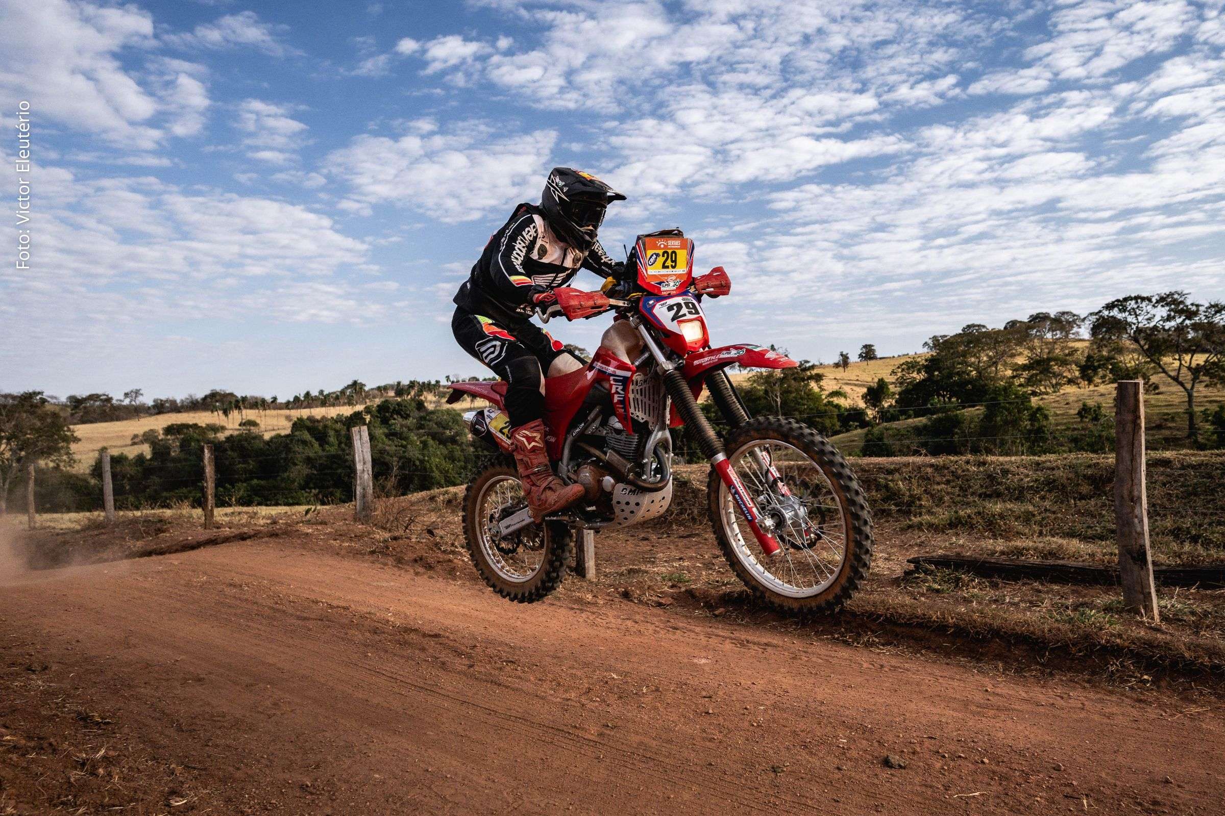 Pilotos Honda lideram a abertura do Sertões 2025 nas categorias de motos