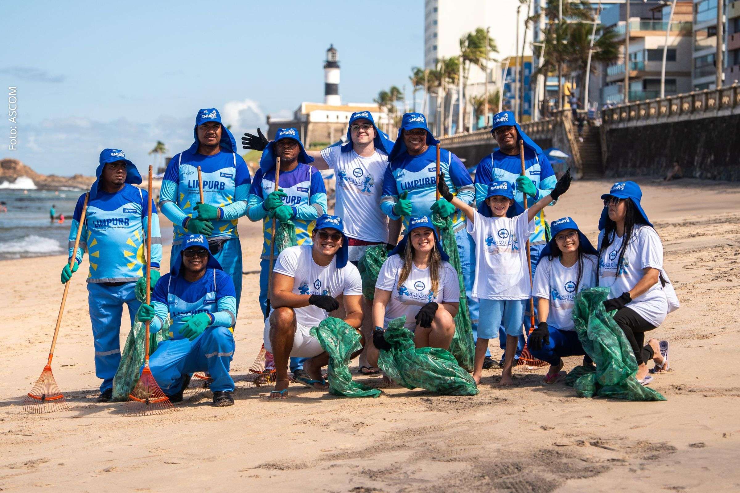 Salvador: Shopping Barra realiza ação de limpeza na Praia da Barra em parceria com filme Smurfs