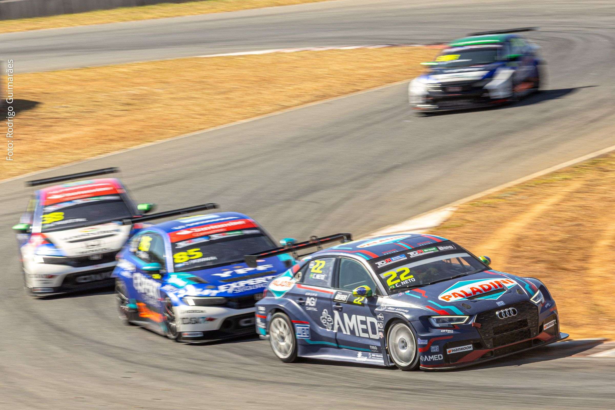 Piloto brasileiro correu com carro de primeira geração, alcançou nono lugar na corrida 1 e abandonou a corrida 2 por problema mecânico.