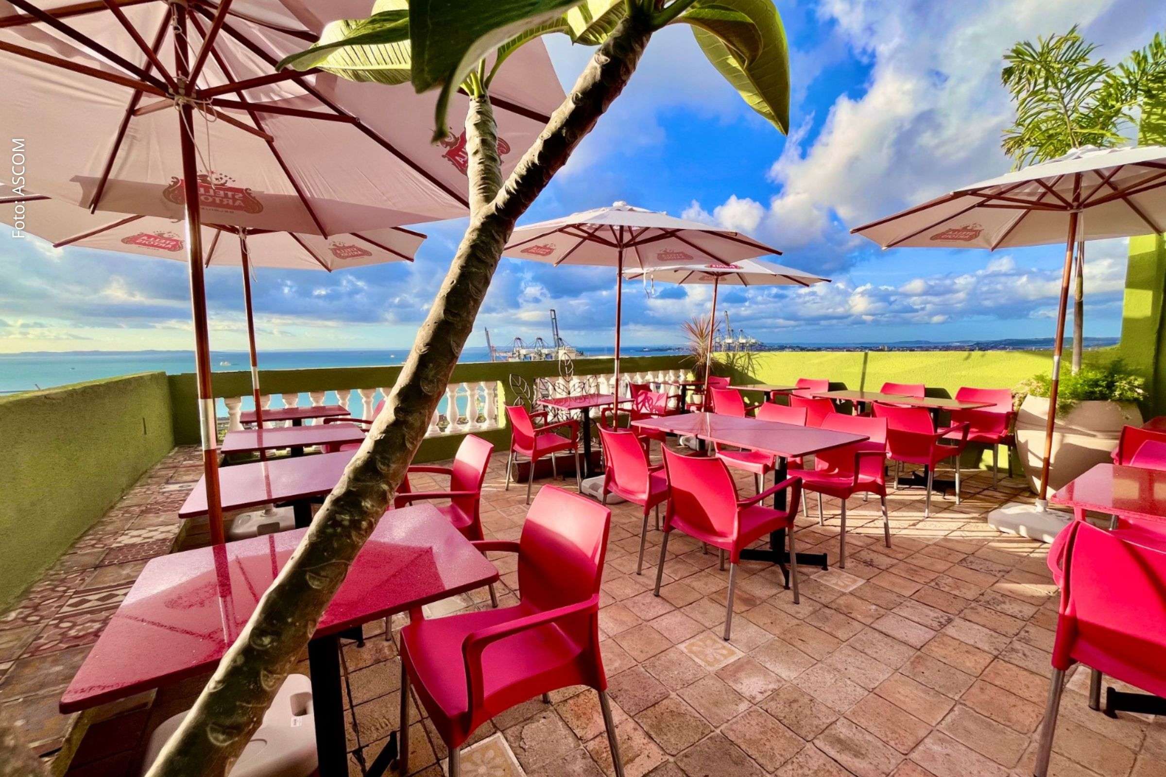 Clima ameno e atmosfera tranquila valorizam experiência gastronômica no bairro histórico de Salvador.