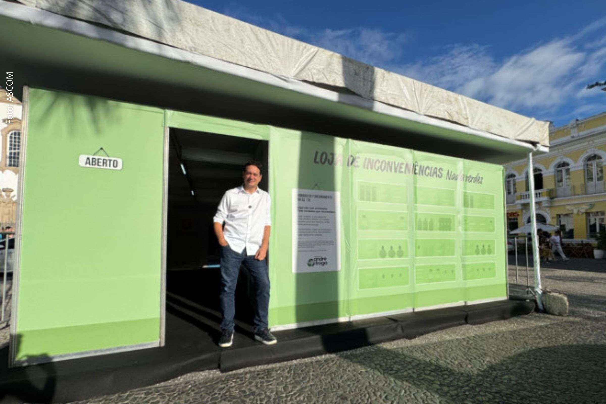 “Loja de Inconveniências Nada Verdes” questiona práticas de consumo e impactos ambientais no Terreiro de Jesus.