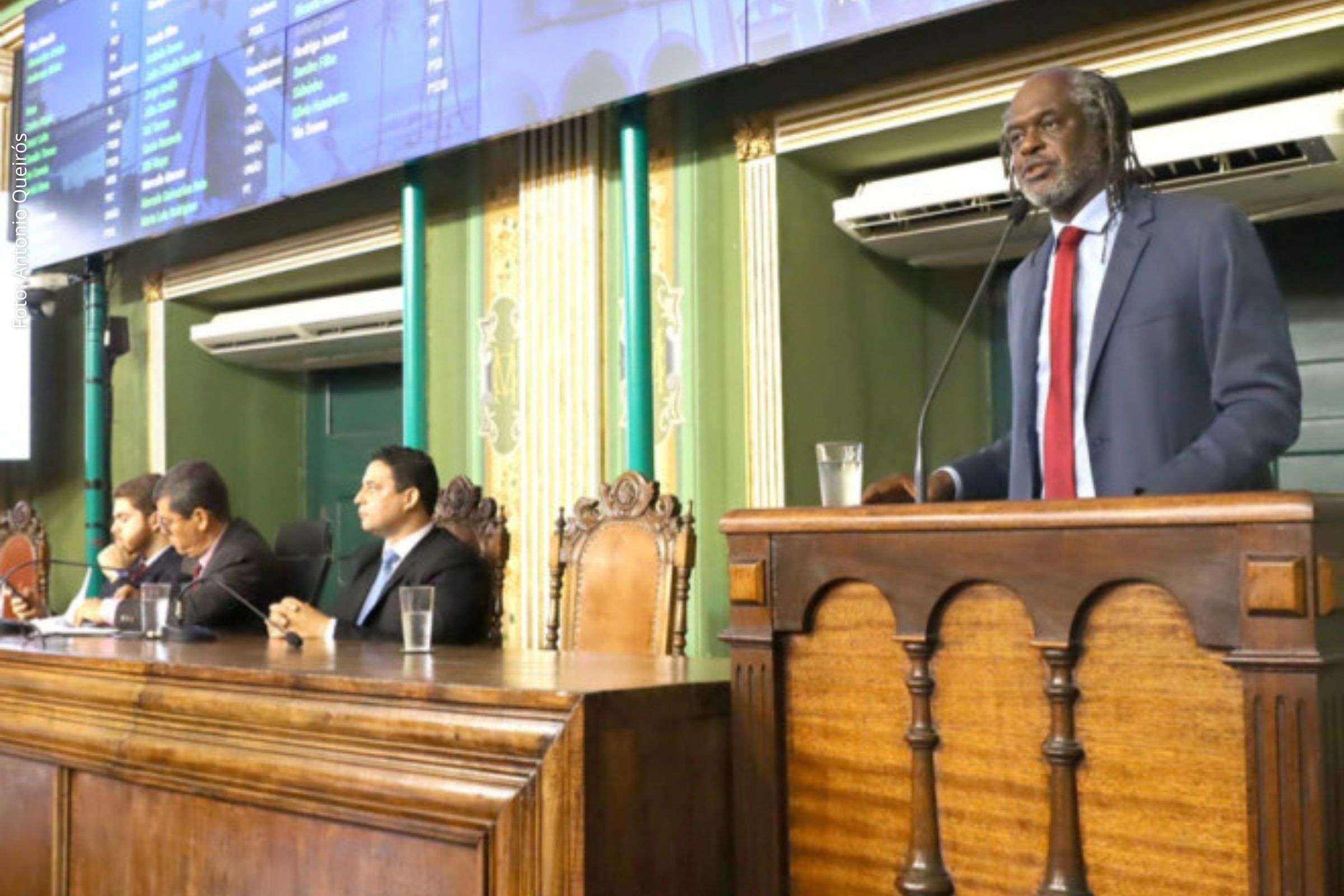 Medida que amplia prerrogativas de deputados e senadores repercute na política local e gera debates sobre transparência e interesses corporativos.