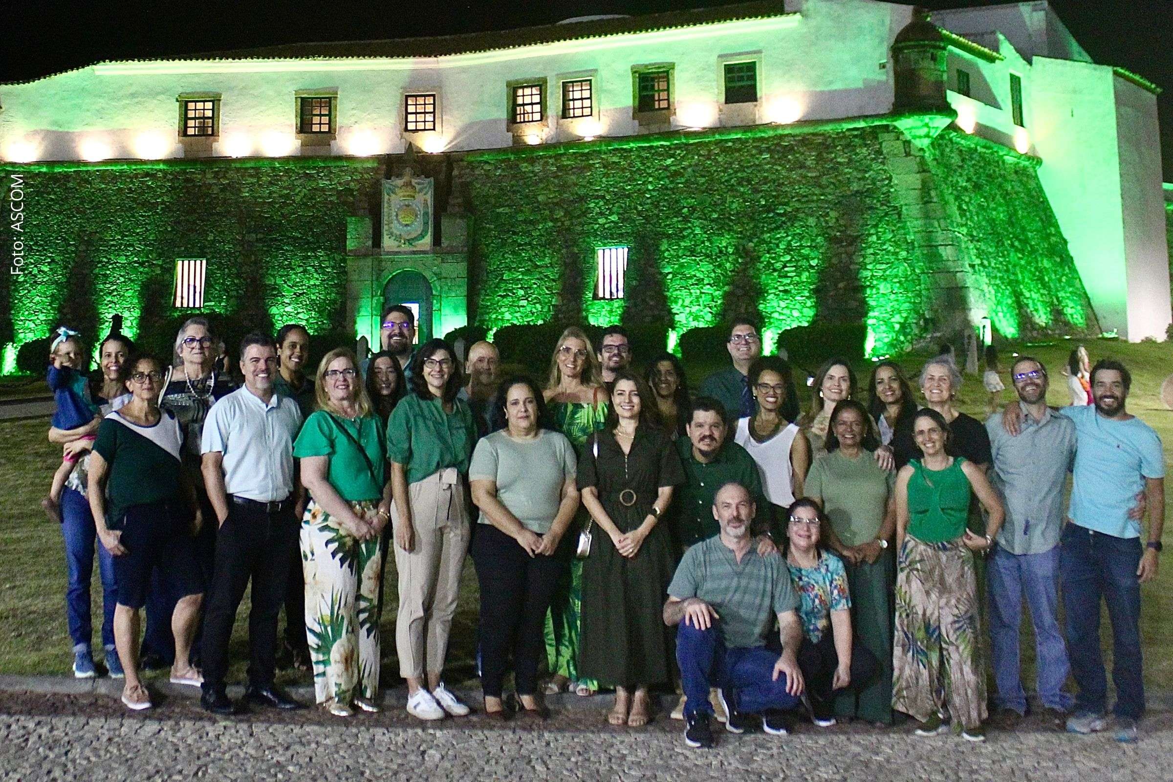 Farol da Barra ganha iluminação verde em homenagem ao Dia do Médico-Veterinário em Salvador