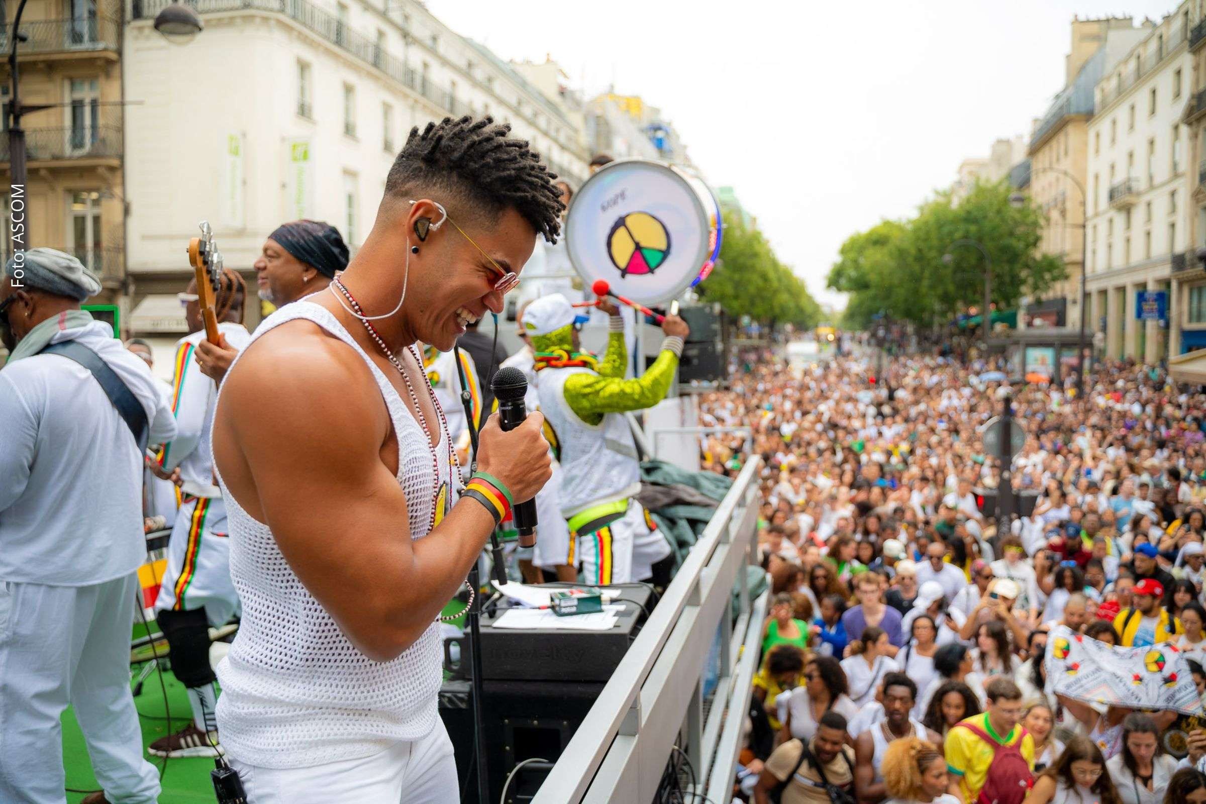 Lavagem de Madeleine reúne 60 mil pessoas em Paris celebrando cultura afro-brasileira e identidade brasileira