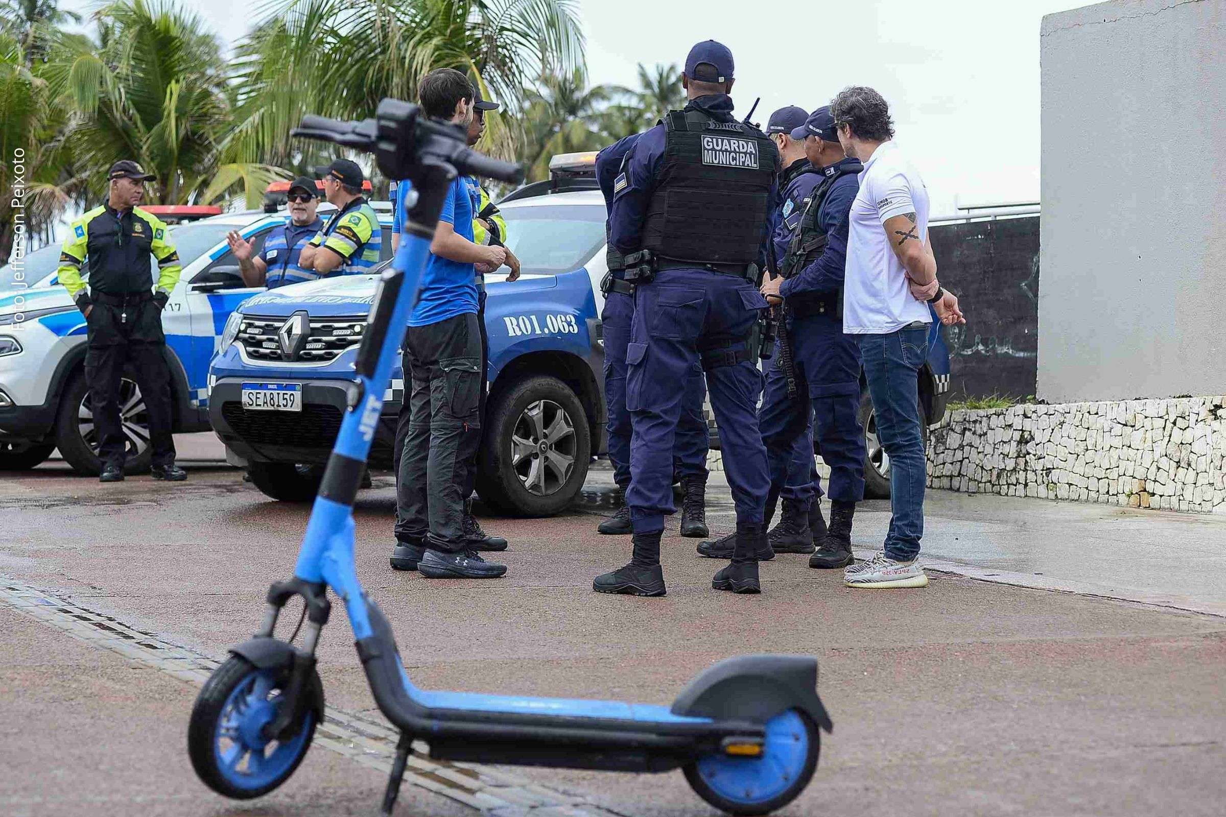 Fiscalização de patinetes elétricos em Salvador registra mais de 10 mil abordagens e aplica sanções a usuários