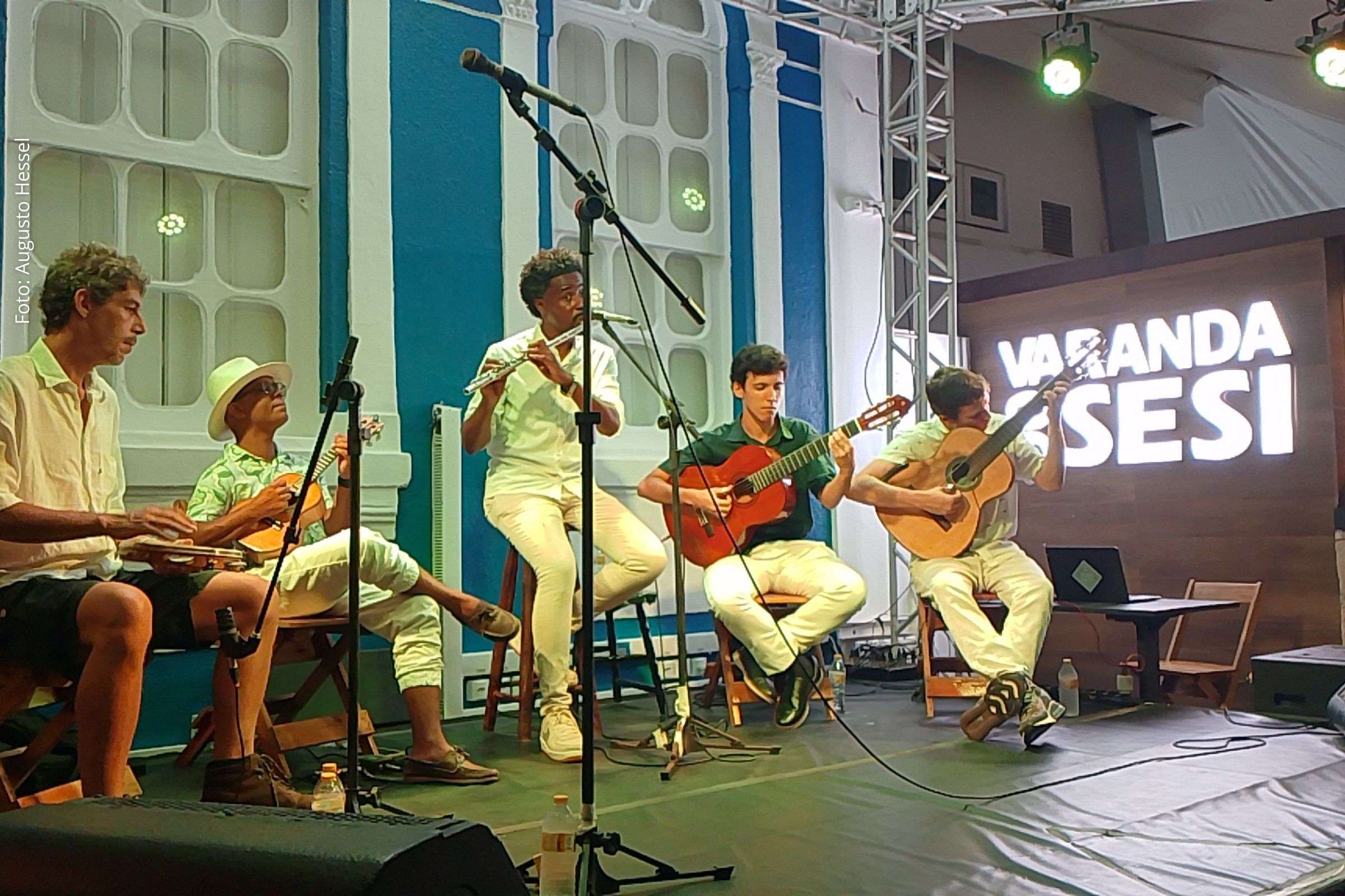 Projeto Segundas do Chorinho reúne flautista e grupo instrumental em repertório de clássicos do gênero na capital baiana.