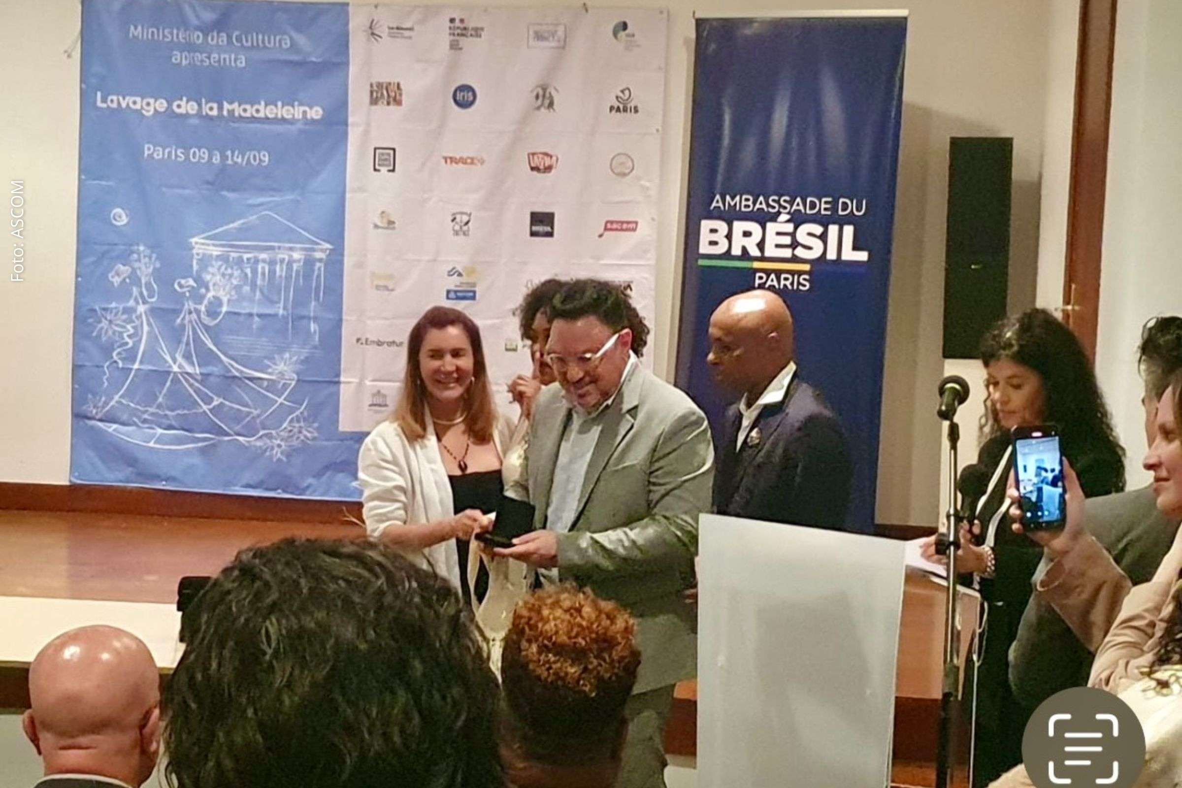 SETUR Bahia é homenageada em Paris por apoio à Lavagem de Madeleine e promoção do turismo baiano