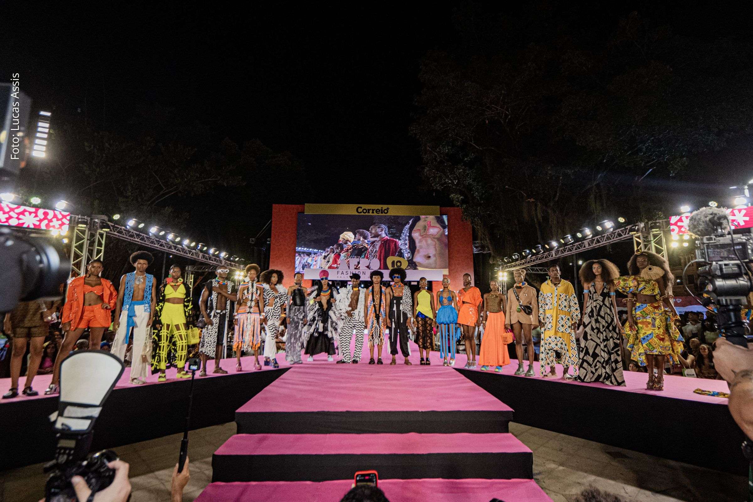 Maior evento de moda negra do Brasil abre oficialmente o Salvador Capital Afro com programação cultural e criativa no Terreiro de Jesus.