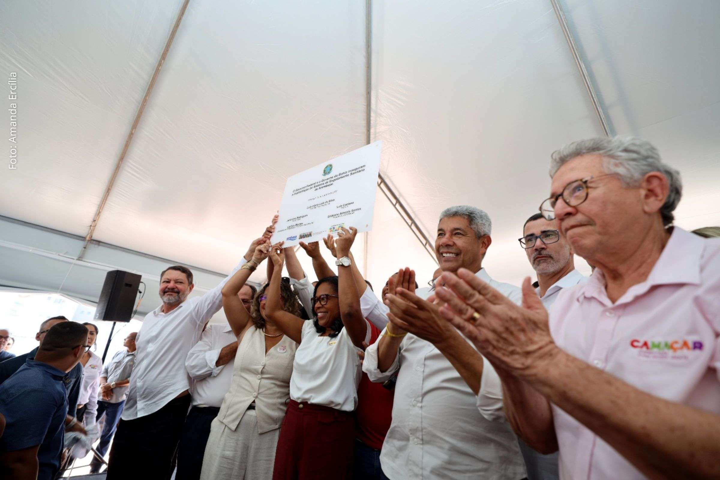 Governador Jerônimo Rodrigues inaugura SAC e pavimentação em Abrantes, entrega esgotamento sanitário em Arembepe e anuncia novas UPAs para Camaçari