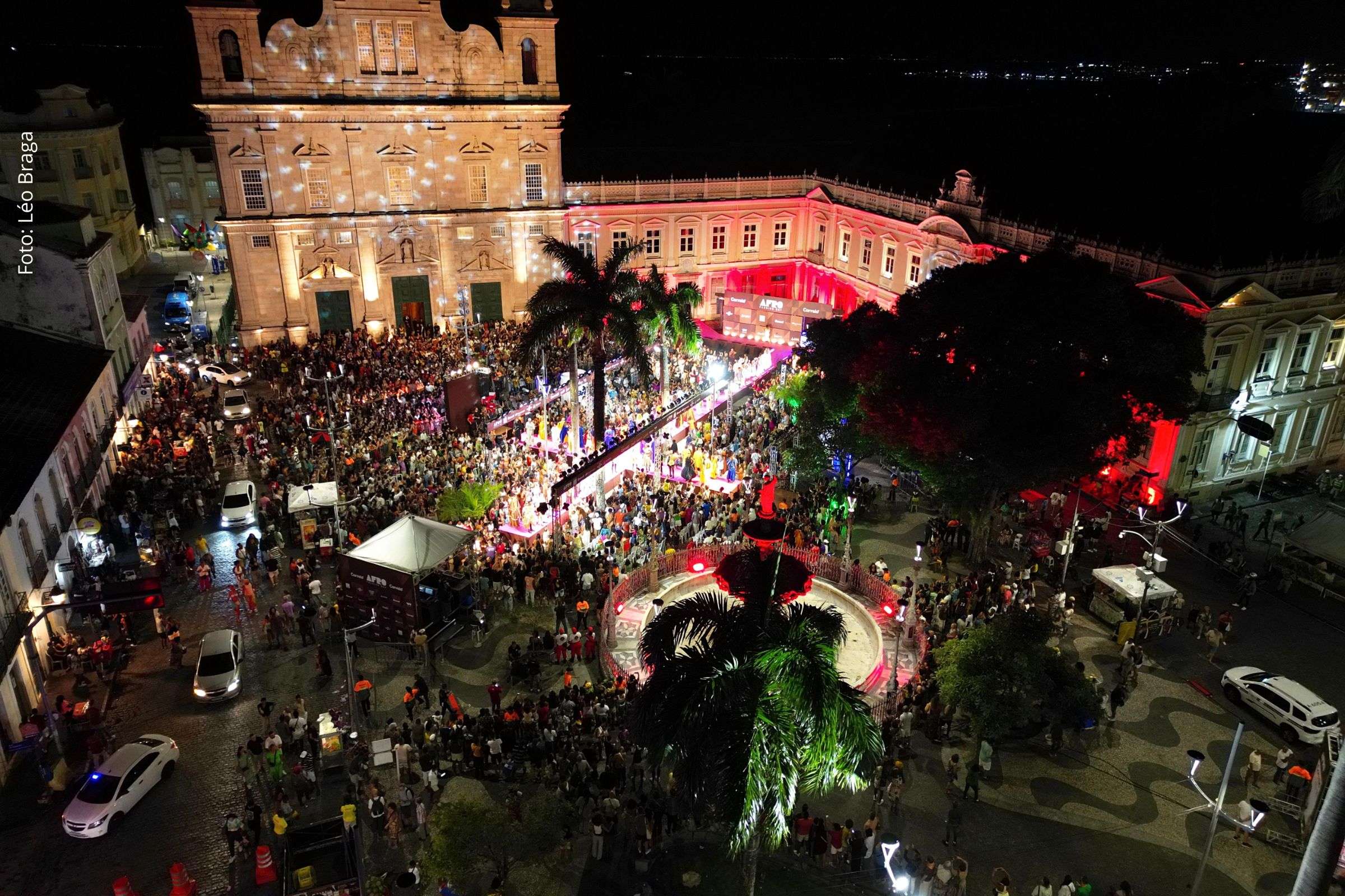 Evento no Terreiro de Jesus destacou a força da moda afro-brasileira e abriu o Mês da Consciência Negra em Salvador.