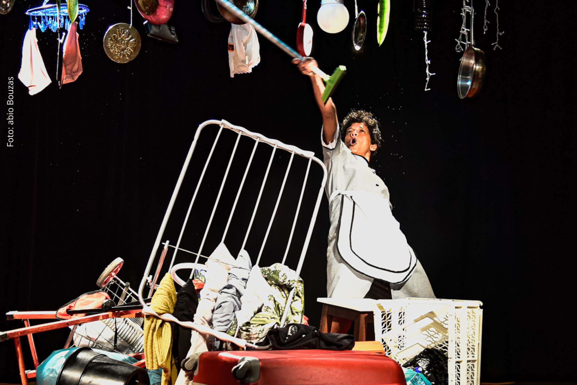 Monólogo protagonizado por Ana Paula Bouzas aborda invisibilidade social e relações entre diaristas e patrões.