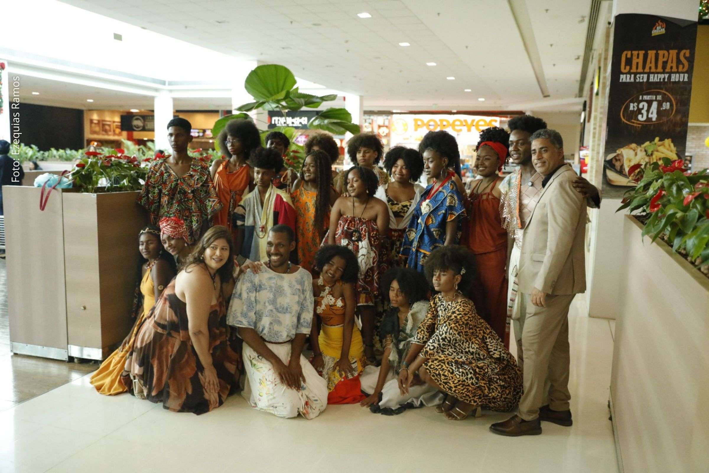 Estudantes do Colégio Clarisse Santiago celebram cultura afro-brasileira com desfile de moda sustentável em shopping de Salvador