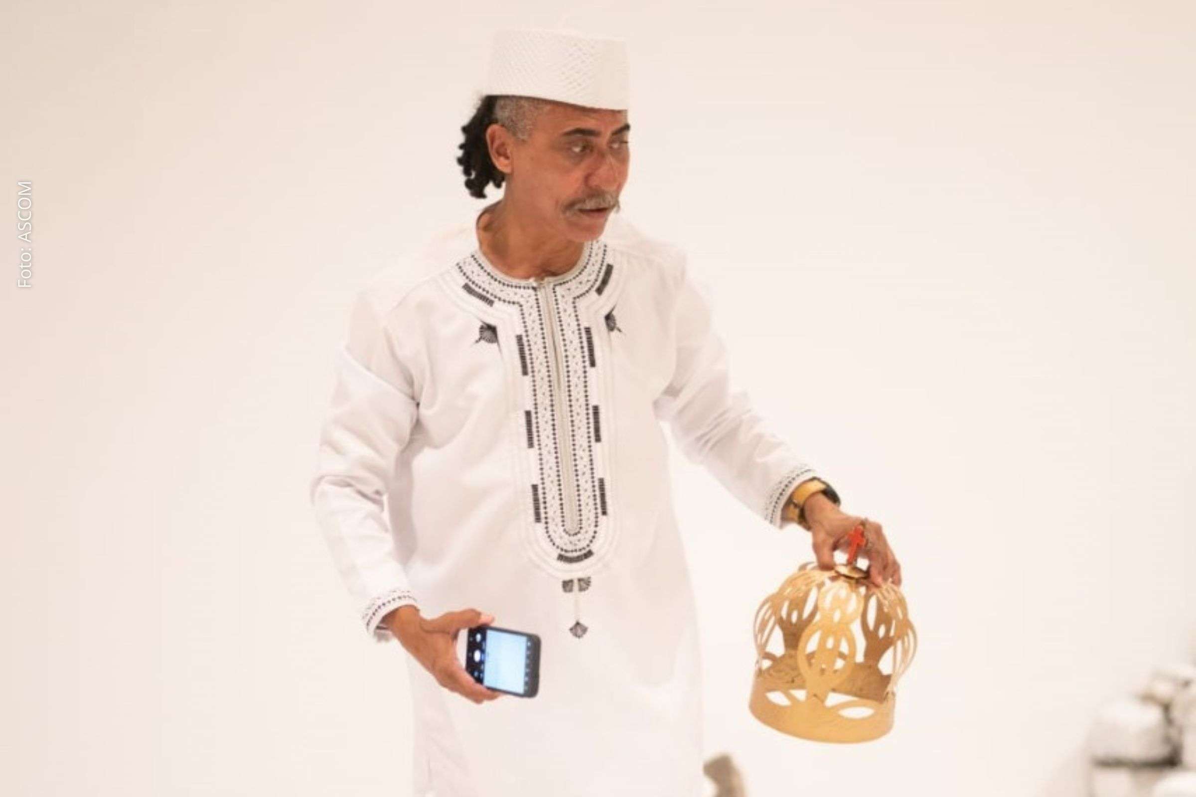 Exposição individual apresenta pinturas, esculturas e videoperformances que exploram experiências sensoriais e crítica institucional.