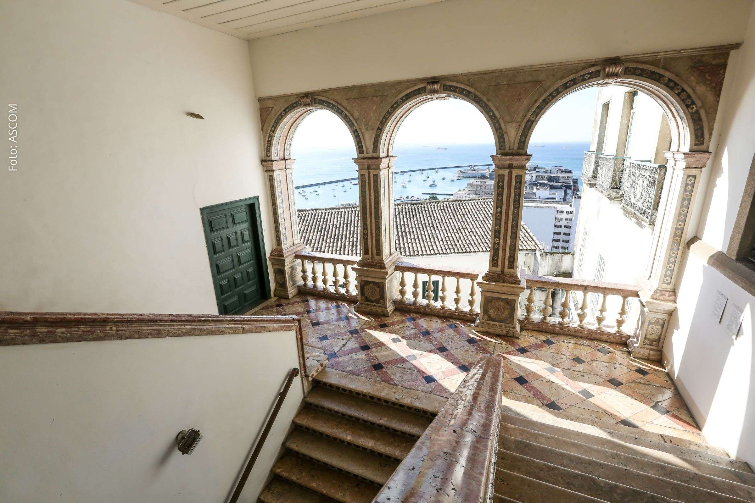 Mostra reúne 40 obras entre quadros e esculturas e ficará aberta ao público até 18 de dezembro em Salvador.