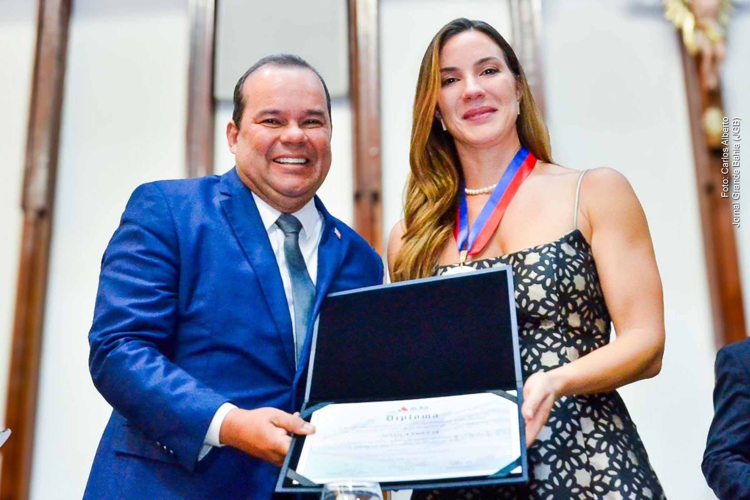 Vice-governador Geraldo Júnior participa das comemorações pelos 65 anos da Record Bahia e entrega a Comenda 2 de Julho à jornalista Jessica Smetak na ALBA