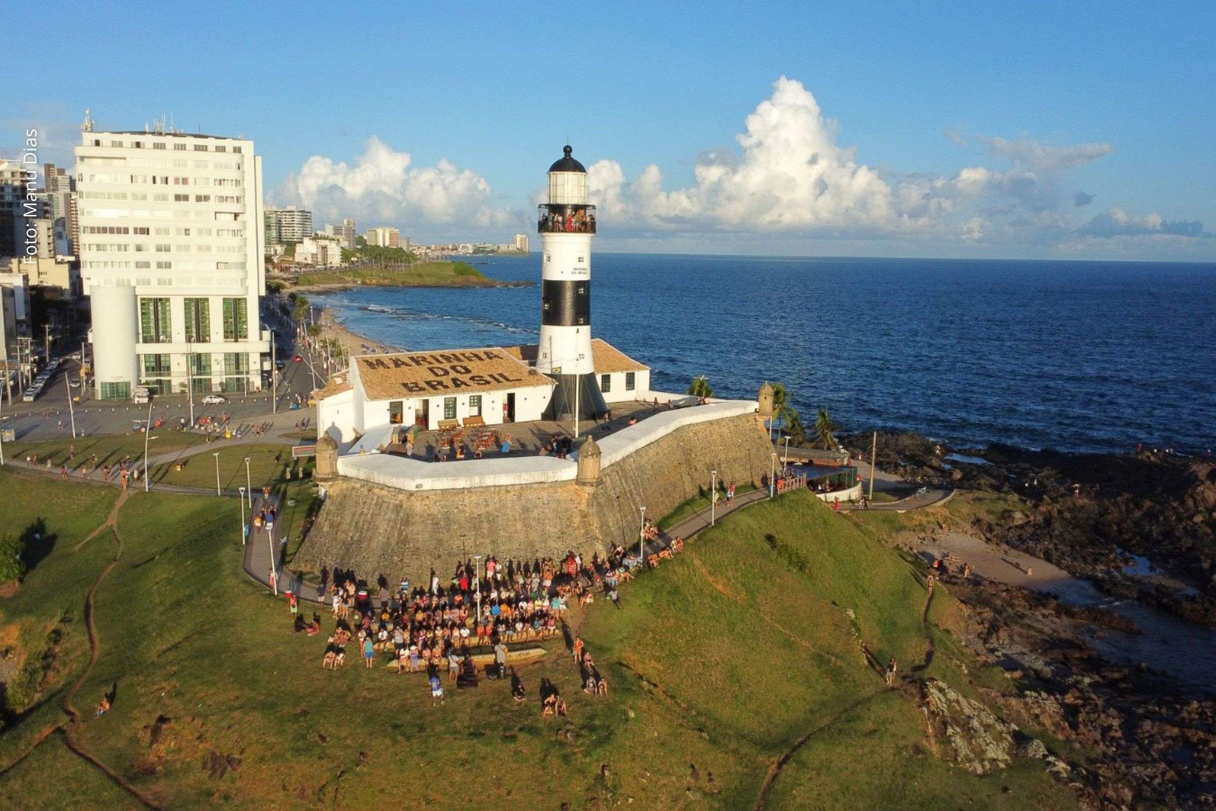 Edifício Oceania exibe projeção especial pelos 20 anos do Ligue 180 e reforça combate à violência contra a mulher em Salvador