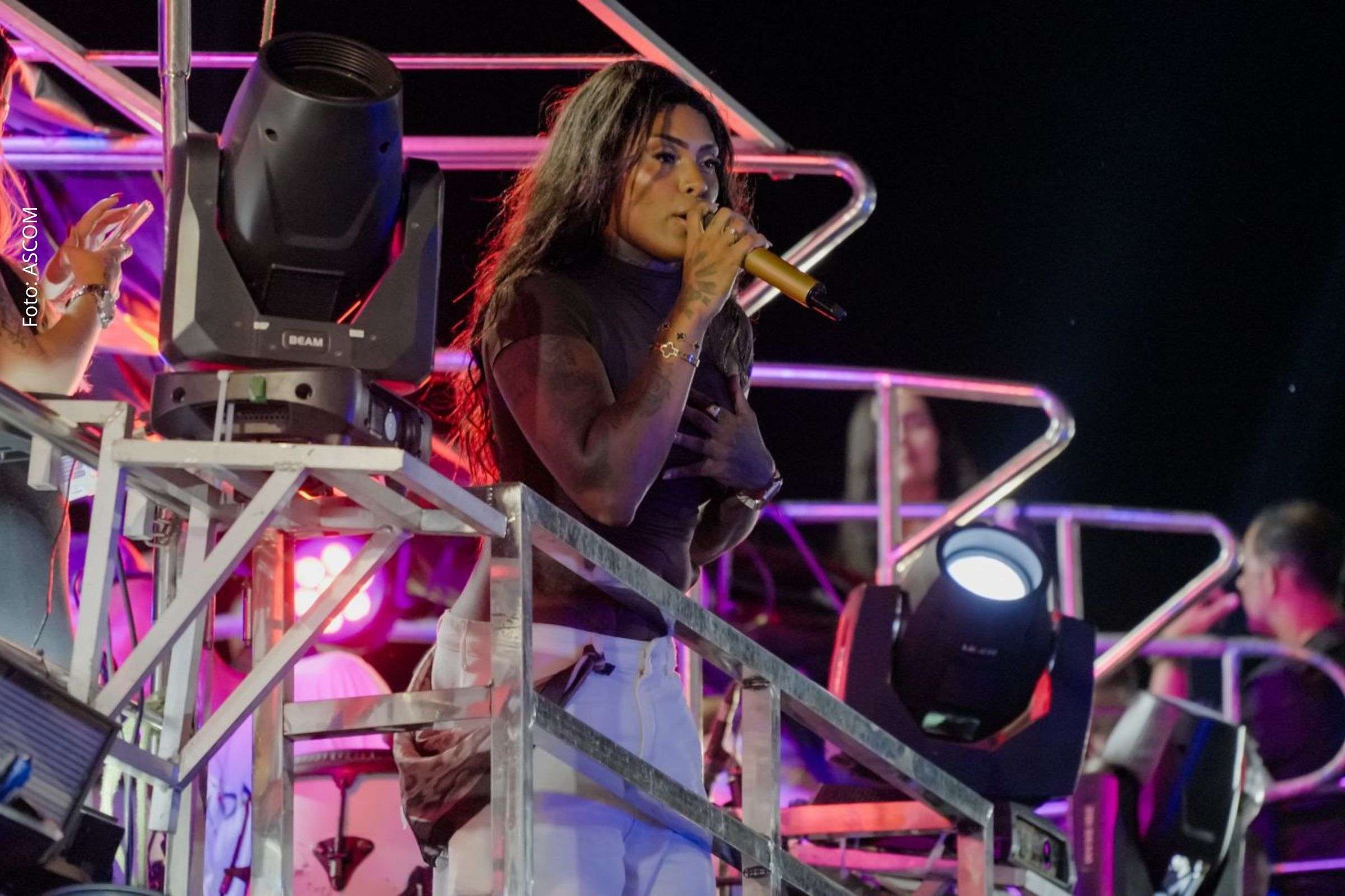 Cantora apresenta novo single durante a Mica Lauro e mira público de diferentes idades na folia baiana.