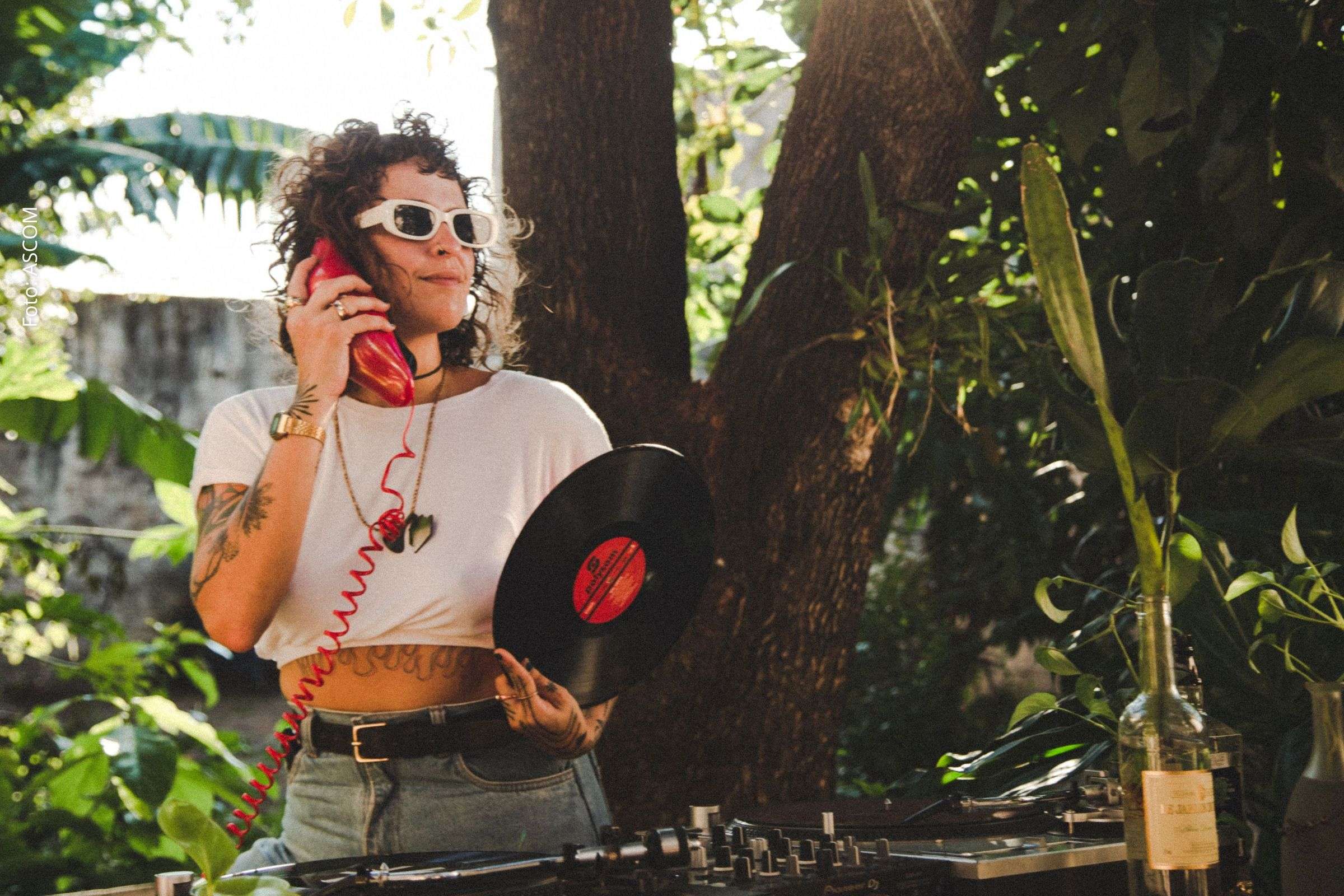 Semana reúne DJs e artistas soteropolitanos em eventos de swingueira, vinil e música eletrônica no Rio Vermelho.