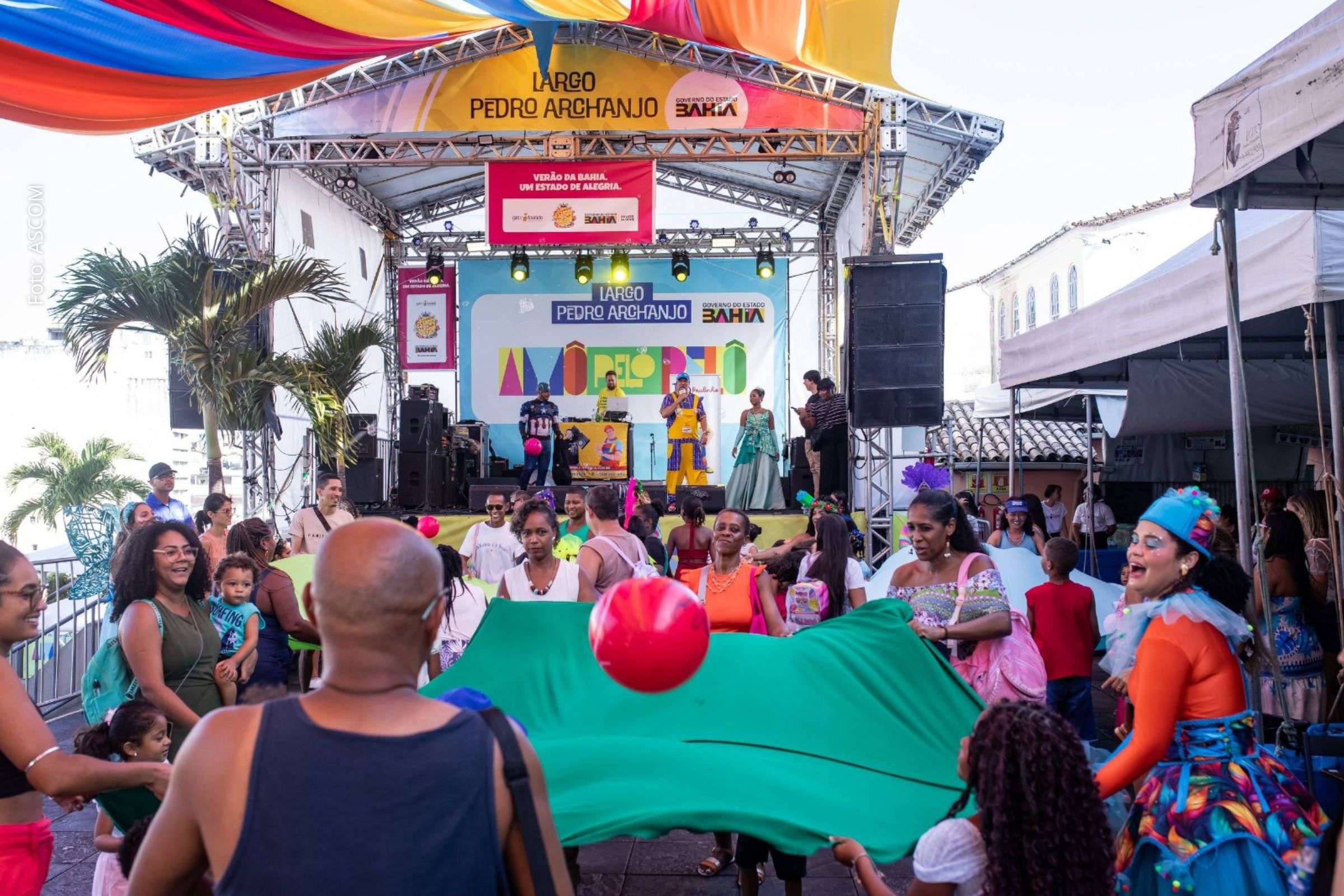 Shows gratuitos reuniram diferentes gerações nos largos do Centro Histórico de Salvador.