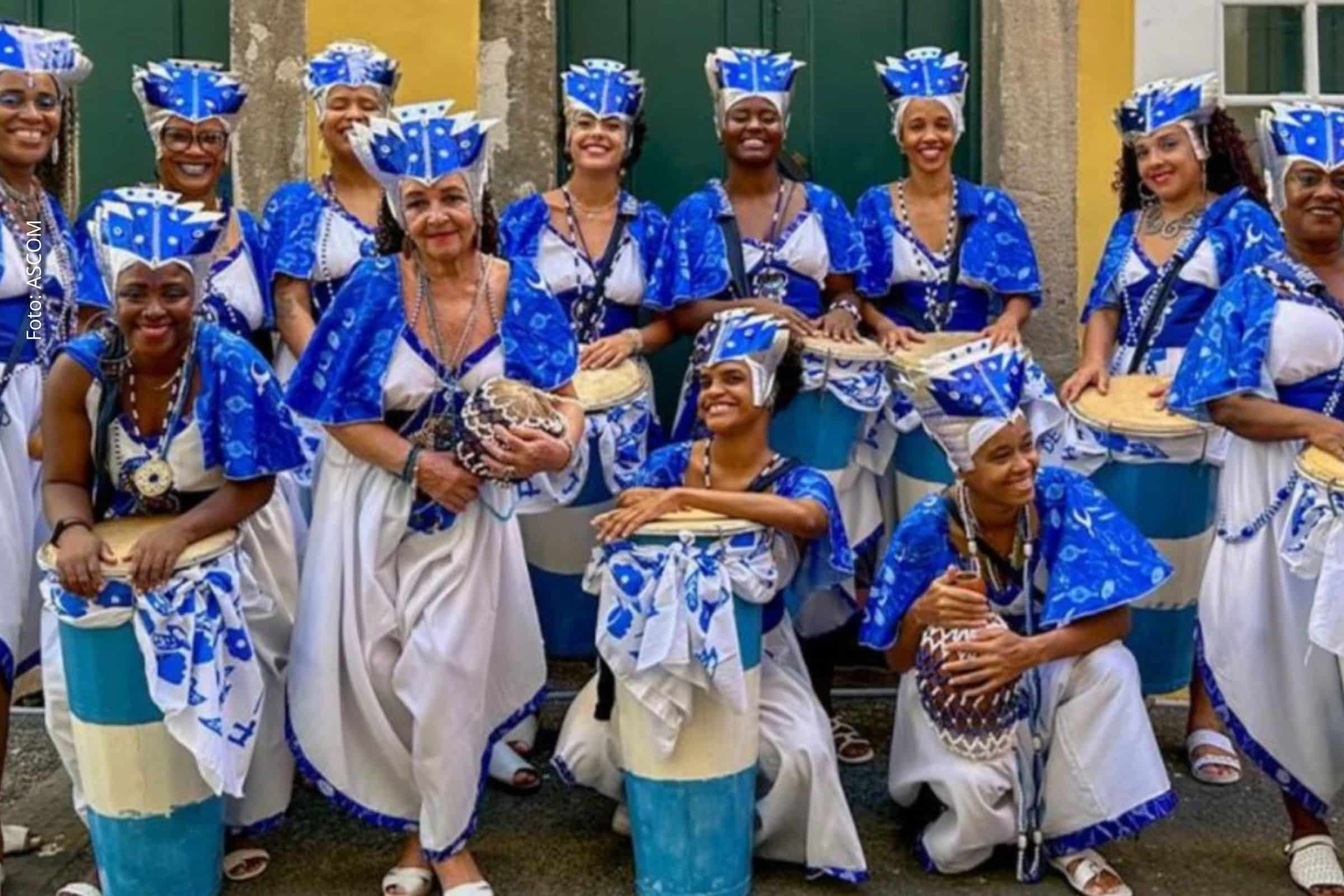 Primeiro afoxé feminino da Bahia se apresenta ao pôr do sol no Shopping Barra em evento aberto ao público.