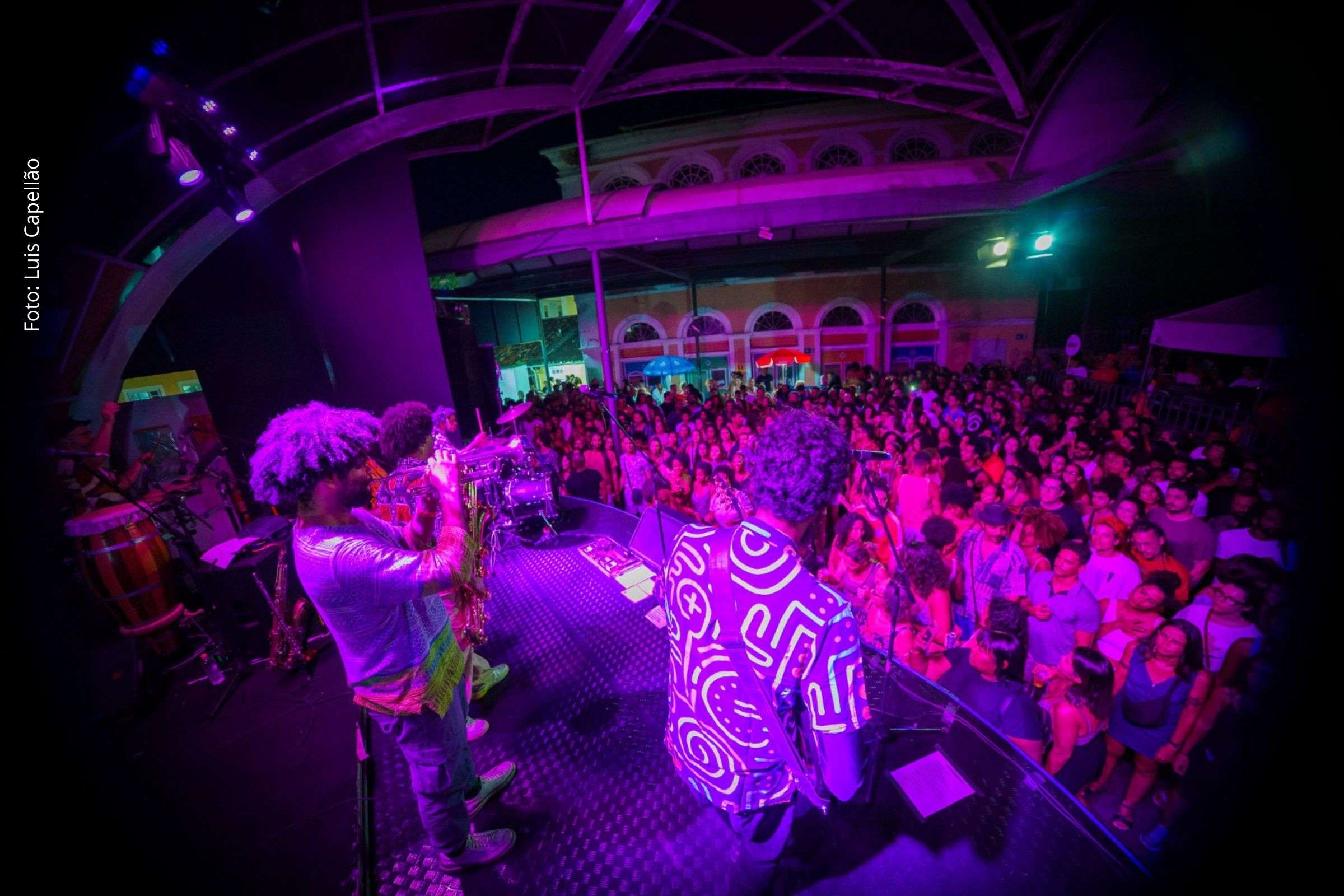 Projeto Verão no Pelô reúne multidão no sábado com reggae, afrobeat, samba e soundsystem no Centro Histórico de Salvador