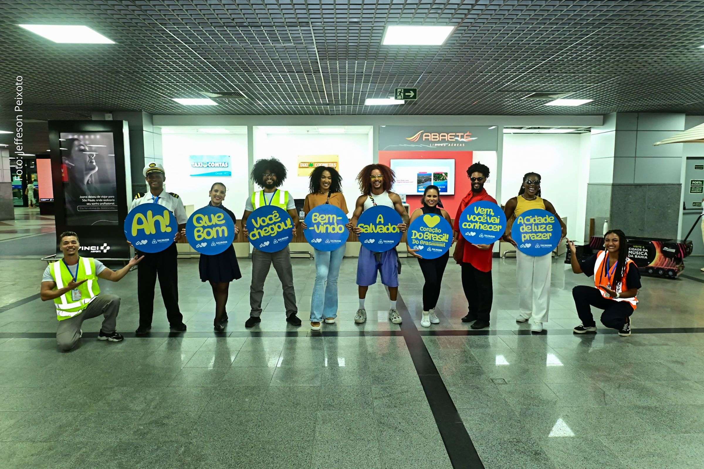 Salvador recebe turistas com flash mob no aeroporto e antecipa clima do Carnaval
