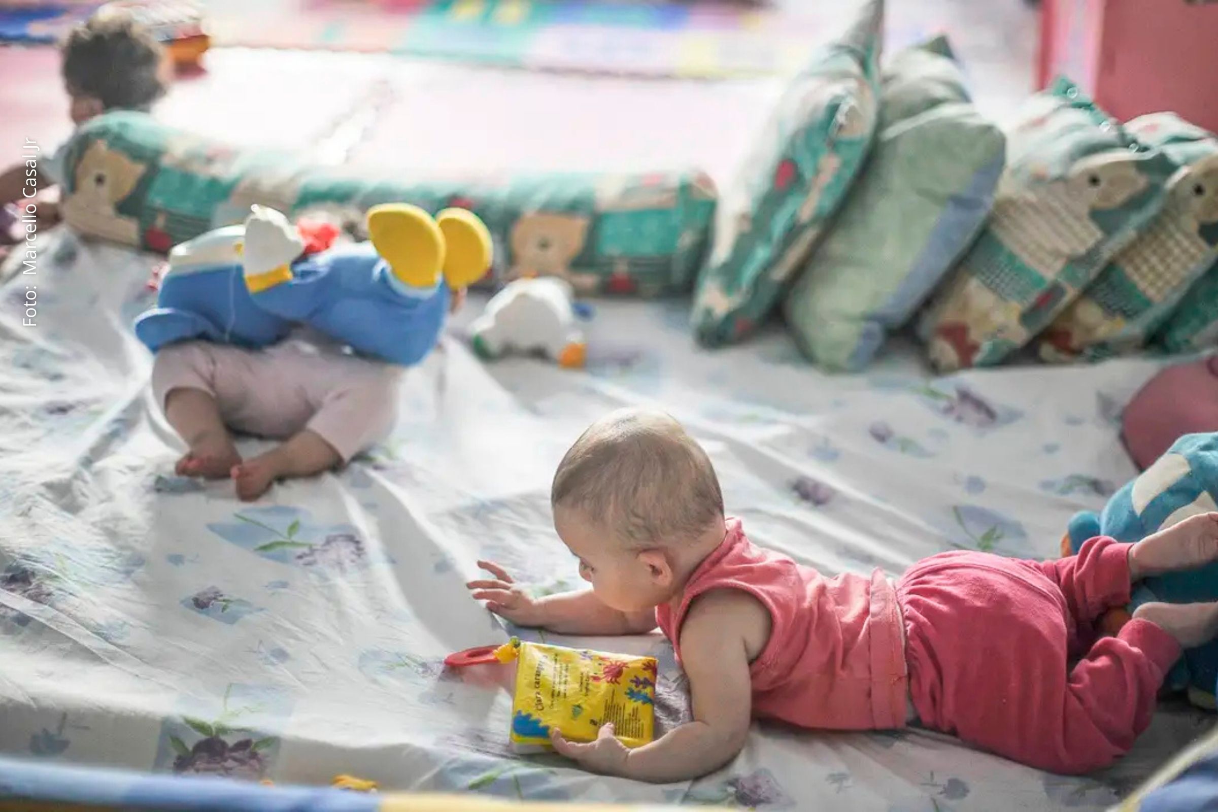 Pesquisa relaciona condições socioeconômicas a atrasos motores e indica que estímulos simples podem reduzir diferenças no primeiro ano de vida.