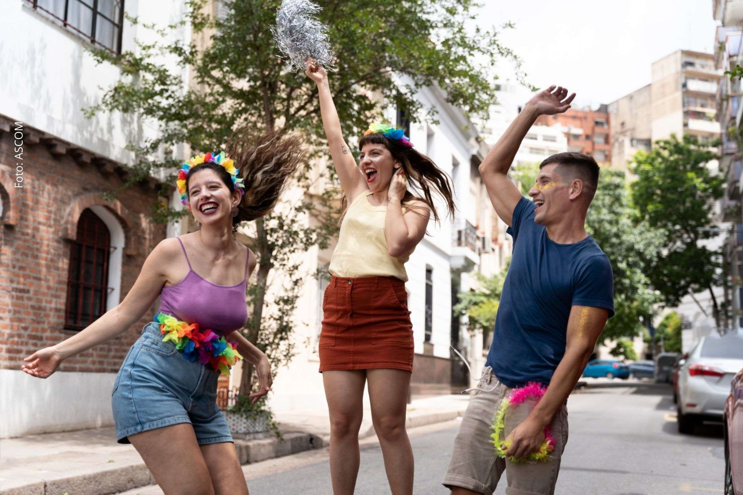 Carnaval 2026: Médico lista cuidados essenciais com hidratação, alimentação e álcool para evitar desidratação e infecções durante a festa