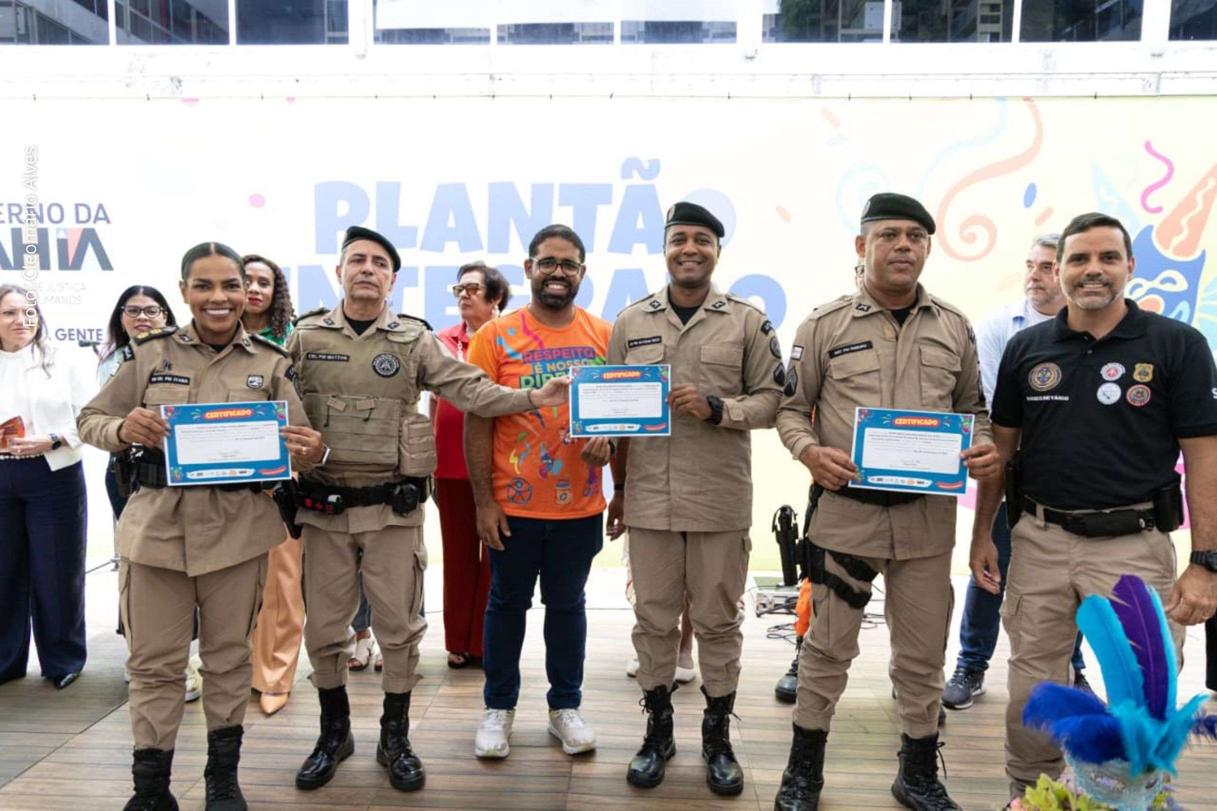 Serviço reúne mais de 40 instituições e atua nos circuitos Osmar, Dodô e Estação da Lapa com atendimento presencial e por WhatsApp.