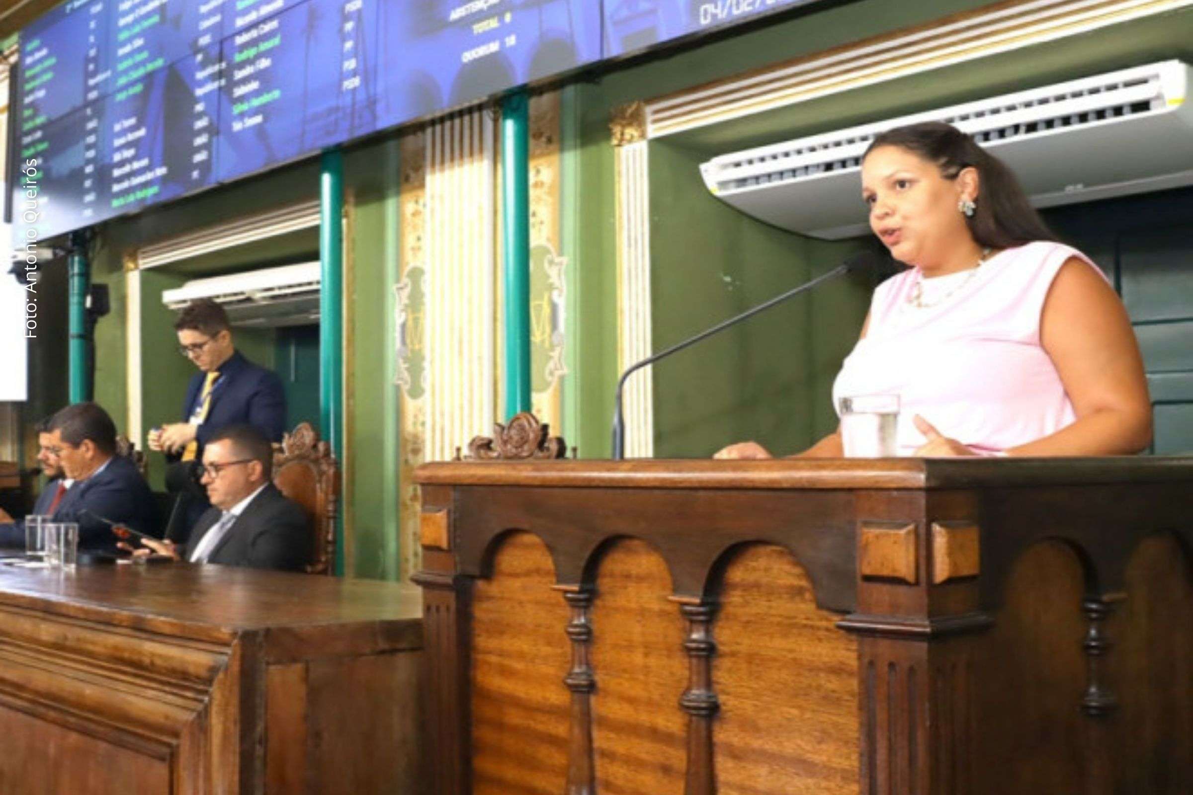 Sessão aborda gestão da festa, programação gratuita, críticas a passarela e impactos urbanos antes do início do evento.