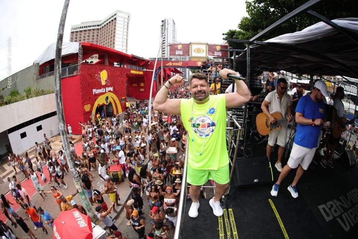 Cantor completa nove anos consecutivos no desfile, homenageia trabalhadores da limpeza urbana e inicia contagem regressiva para festejos juninos.