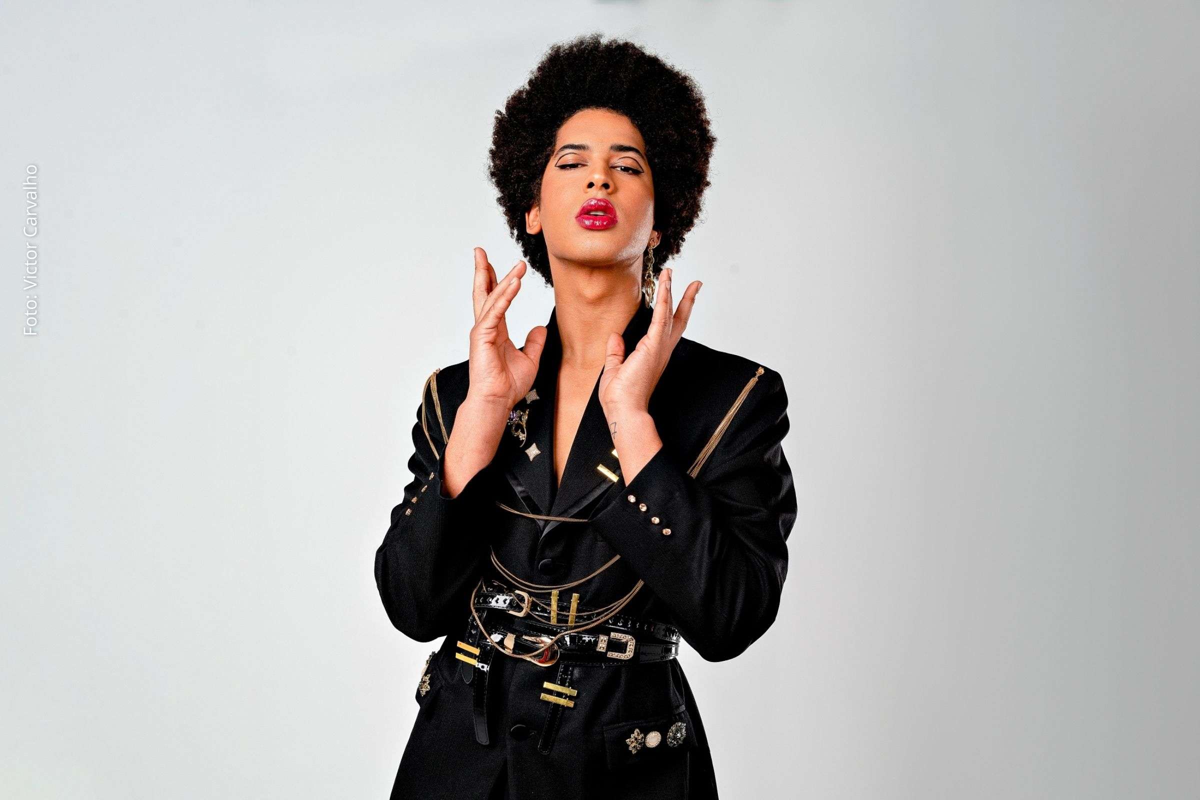 Cantor baiano apresenta repertório autoral com influências de soul, latinidades e música brasileira em duas datas da programação oficial.