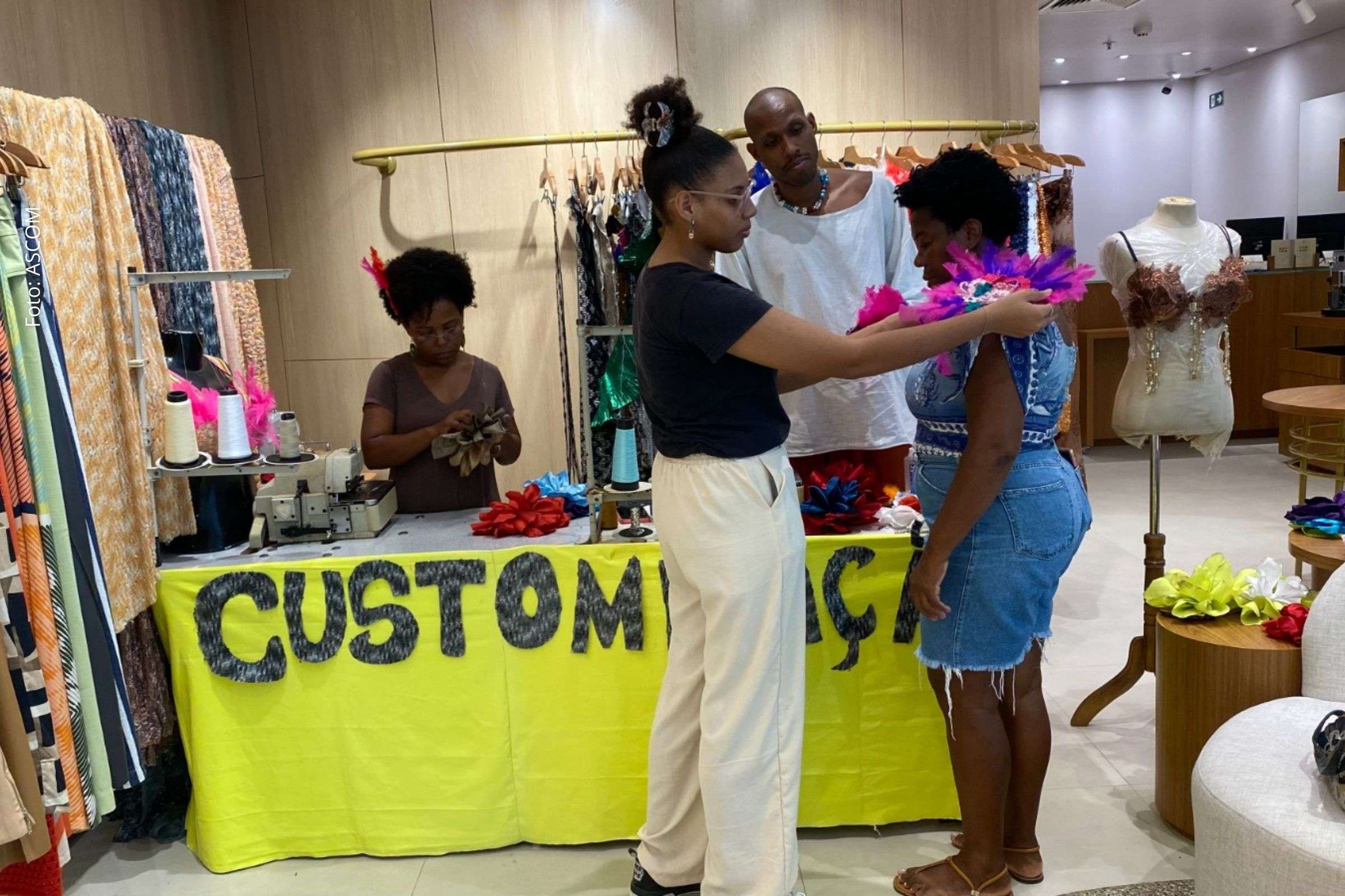 Estudantes do Colégio Clarice Santiago empreendem com customização de abadás em shoppings de Salvador