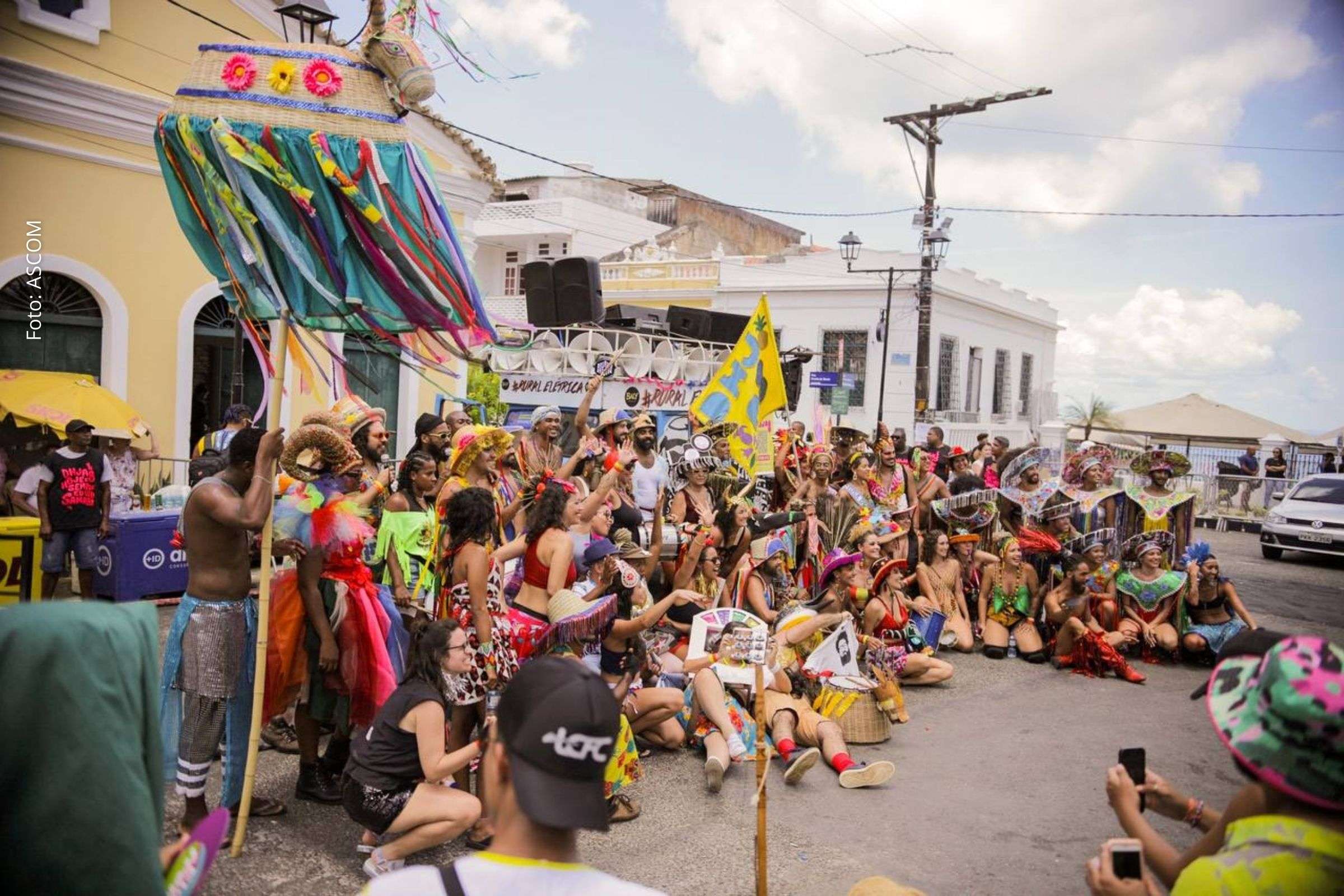 Fanfarras, cortejos, marchinhas e batucadas movimentam o Centro Histórico.