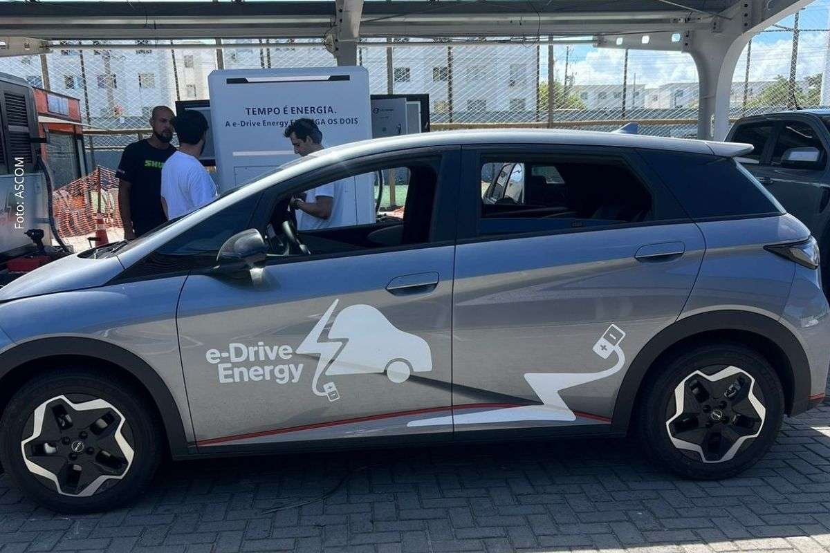 Bahia inaugura primeiro eletroposto com 60 carregadores ultrarrápidos e energia solar na BA-099