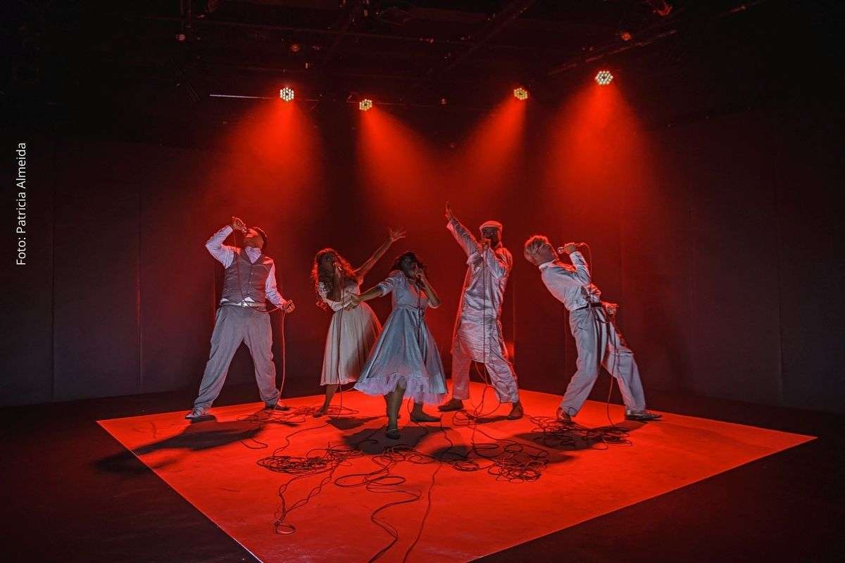 Espetáculo “Vermelho Melodrama” retorna a Salvador com temporada premiada e recursos de acessibilidade