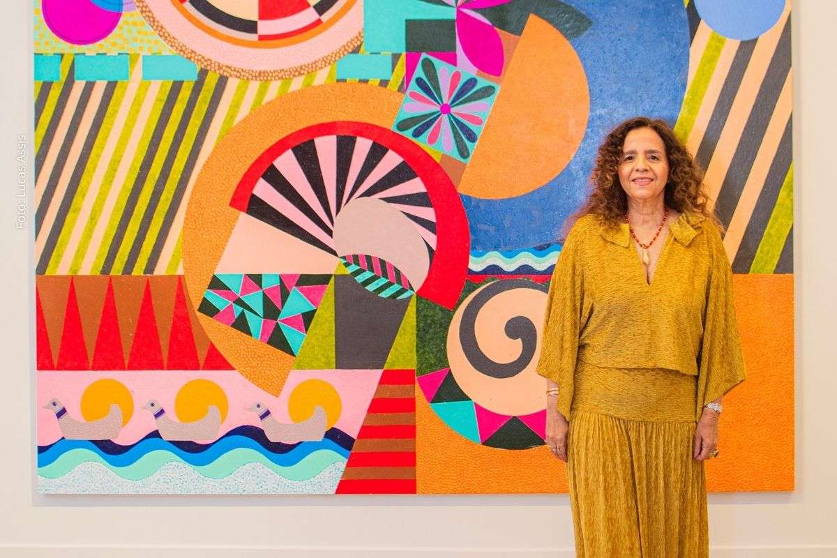 Mostra marca a primeira exposição individual da artista na capital baiana e apresenta o painel inédito “O Giro das Águas I” (2025).