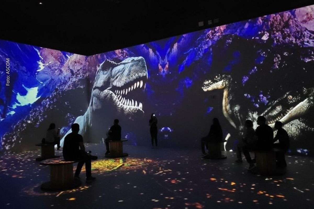 A mostra transporta visitantes à era mesozoica com cenários interativos, projeções 360° e atividades de escavação paleontológica.