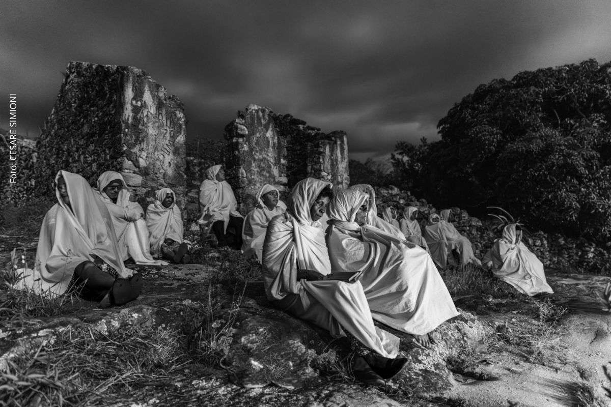 Exposição ‘Terno das Almas’ estreia no Centro Histórico de Salvador com obras sobre tradição religiosa da Chapada Diamantina