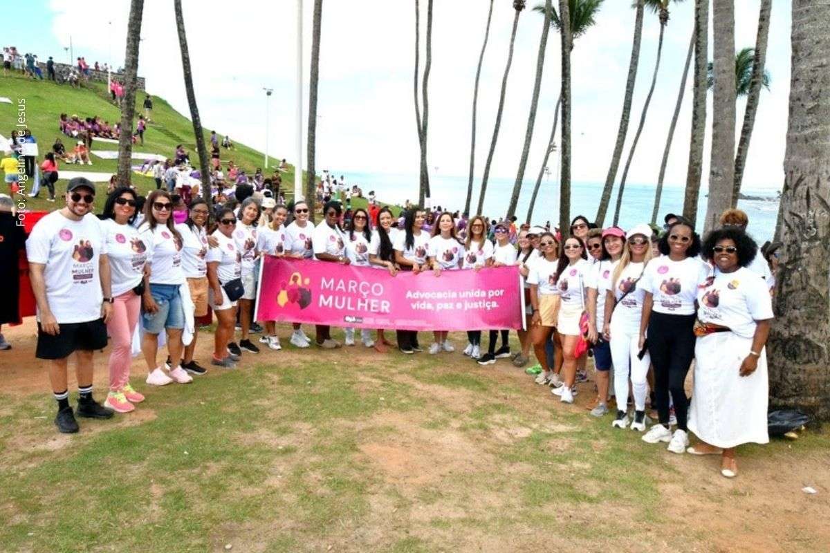 Caminhada entre o Morro do Cristo e o Farol da Barra marcou o Dia Internacional da Mulher e reforçou o debate sobre feminicídio e medidas de proteção.