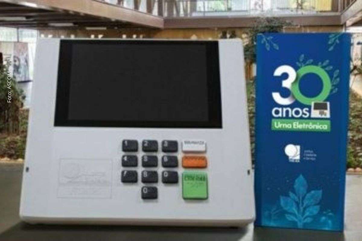 TRE Bahia celebra 30 anos da urna eletrônica com exposição interativa e educativa