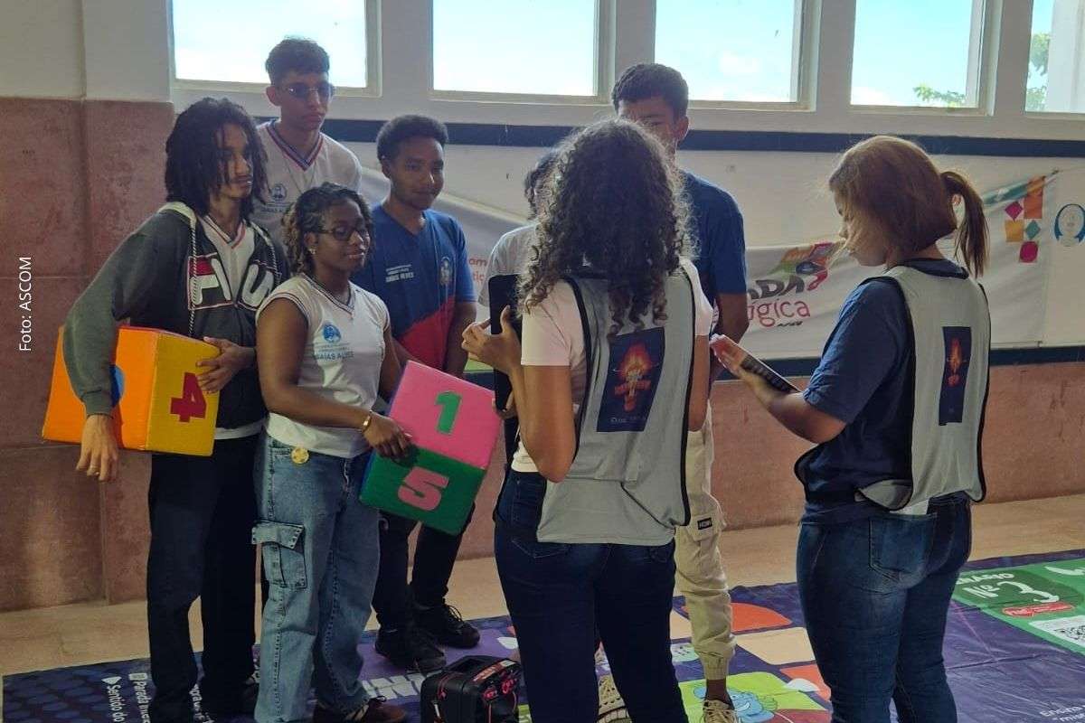Alunos do ICEIA participam de jogo educativo sobre riscos de produtos de limpeza em Salvador