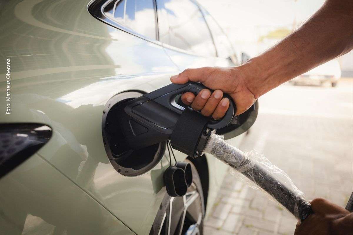 Bahia ganha 1º eletroposto com 80 carregadores rápidos e energia solar na Estrada do Coco