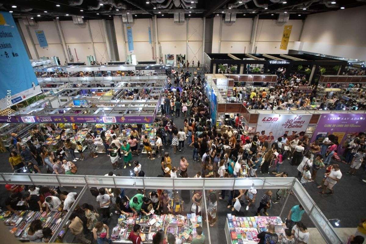 Evento reúne mais de 150 expositores, oferece atividades culturais em três turnos e distribui vale-livros para alunos da rede municipal.