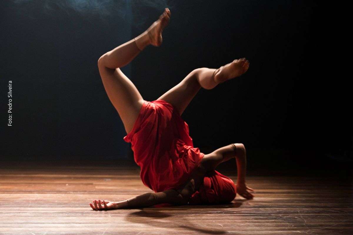 Performance integra programação do Mês da Dança e aborda acessibilidade, identidade e trajetória artística.