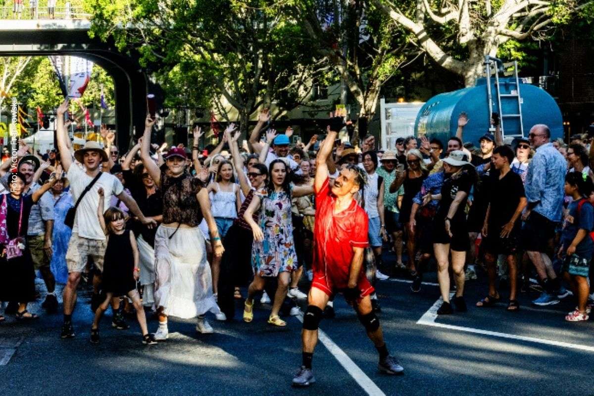 Apresentação gratuita ocupa o Centro da capital baiana com teatro, dança e linguagem cinematográfica a partir do dia 25 de abril.