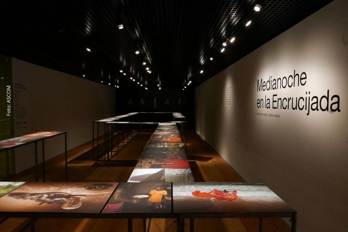 Exposição “Meia-noite na Encruzilhada” chega a Salvador com entrada gratuita e obras sobre rituais afro-diaspóricos